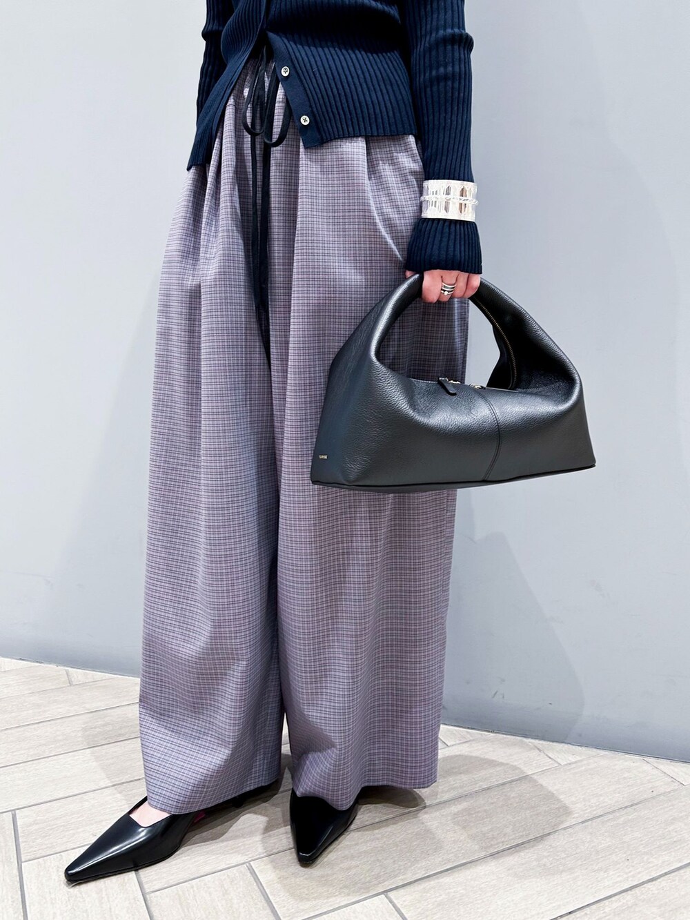 その他のその他パンツ、ブルー系のカーディガン/ボレロ、ブラック系のハンドバッグを着用したレディースの冬コーディネートの10枚目の写真