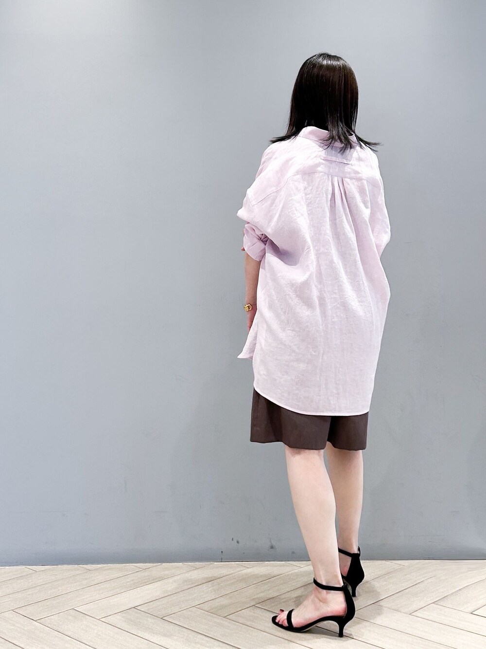 ブラウン系のその他パンツ、ピンク系のシャツ/ブラウス、ゴールド系のネックレスを着用したレディースの春コーディネートの4枚目の写真