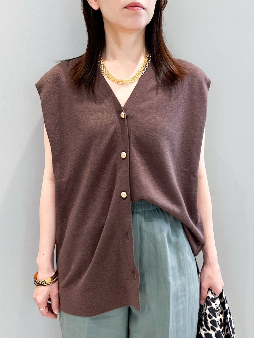 グリーン系のその他パンツ、ブラウン系のベスト、その他のエコバッグ/サブバッグを着用したレディースの夏コーディネートの6枚目の写真