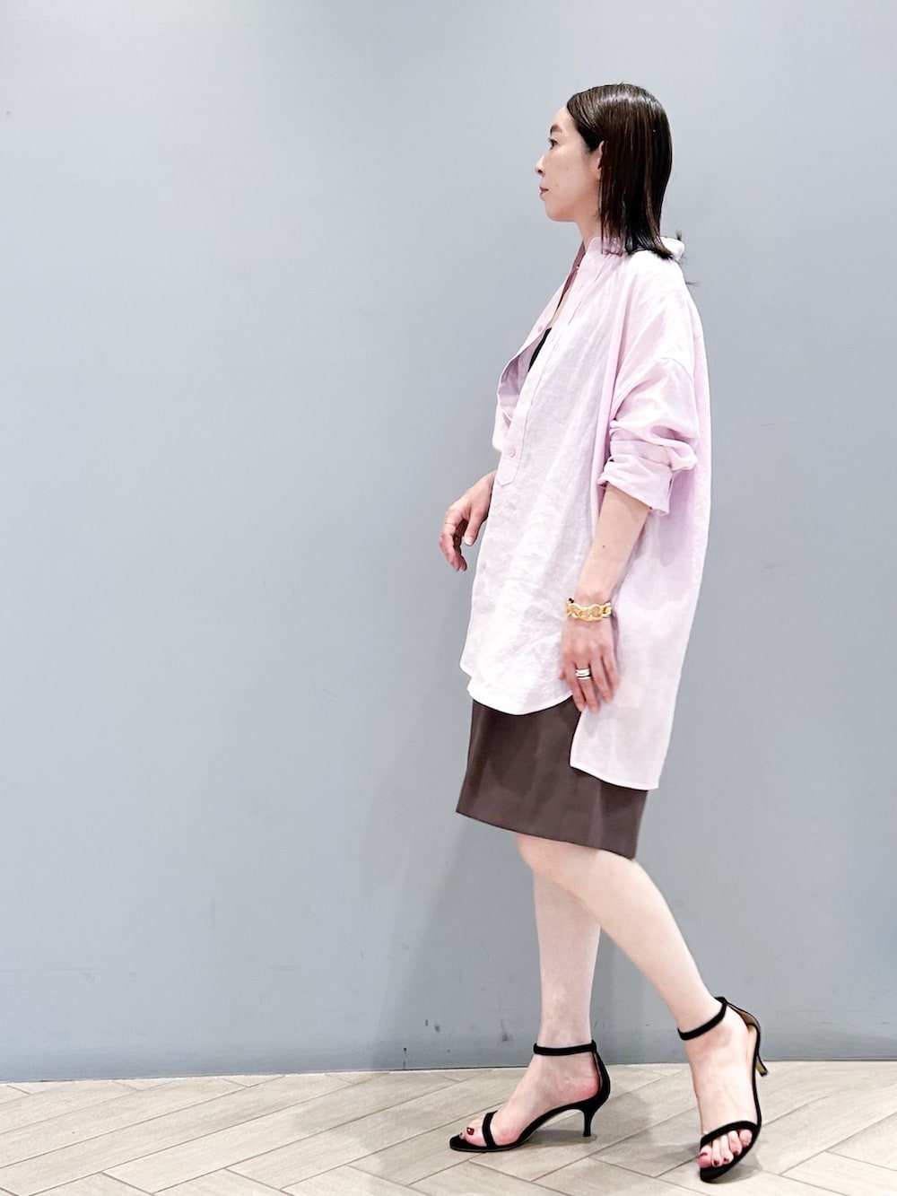 ブラウン系のその他パンツ、ピンク系のシャツ/ブラウス、ゴールド系のネックレスを着用したレディースの春コーディネートの3枚目の写真