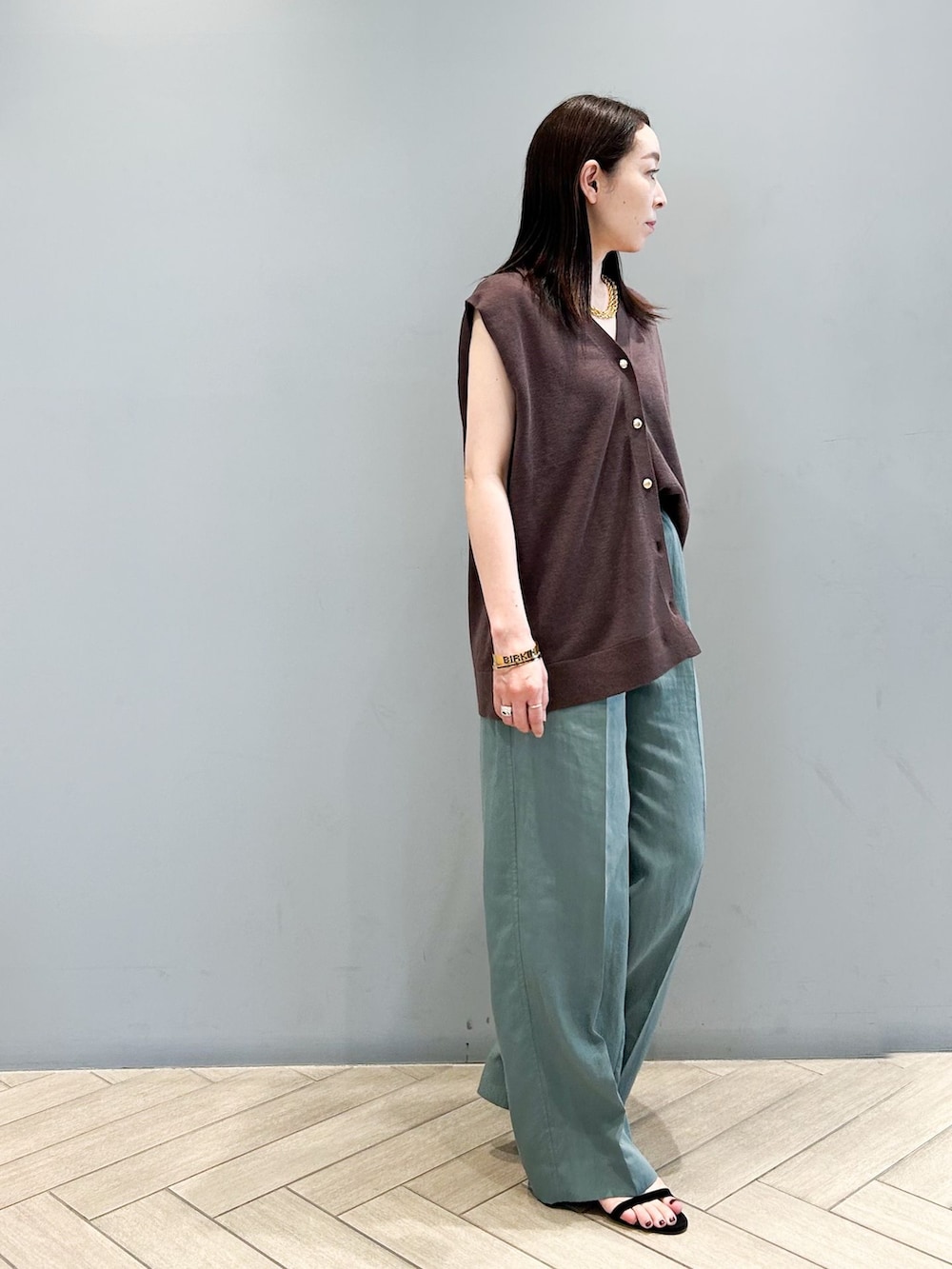 グリーン系のその他パンツ、ブラウン系のベスト、その他のエコバッグ/サブバッグを着用したレディースの夏コーディネートの5枚目の写真