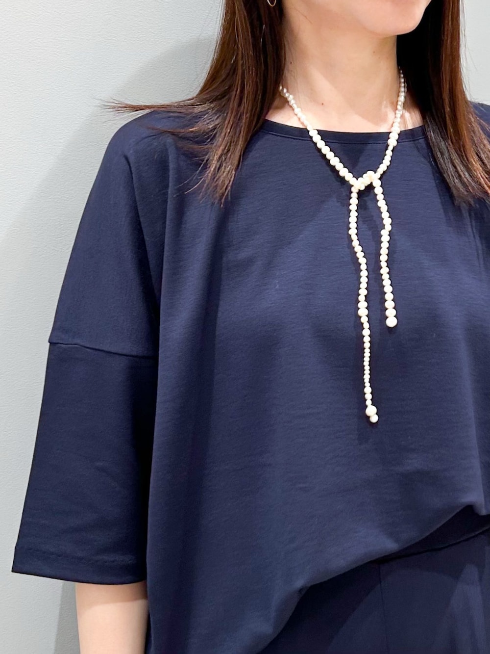 ブルー系のその他パンツ、ブルー系のTシャツ/カットソー、その他のエコバッグ/サブバッグを着用したレディースの夏コーディネートの7枚目の写真
