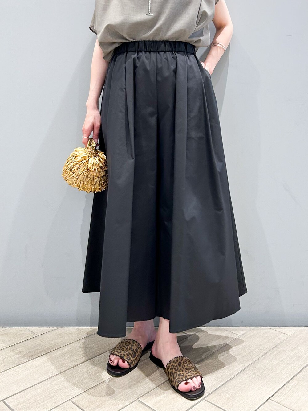 ブラック系のその他パンツ、ベージュ系のシャツ/ブラウス、その他のサンダルを着用したレディースの春コーディネートの8枚目の写真