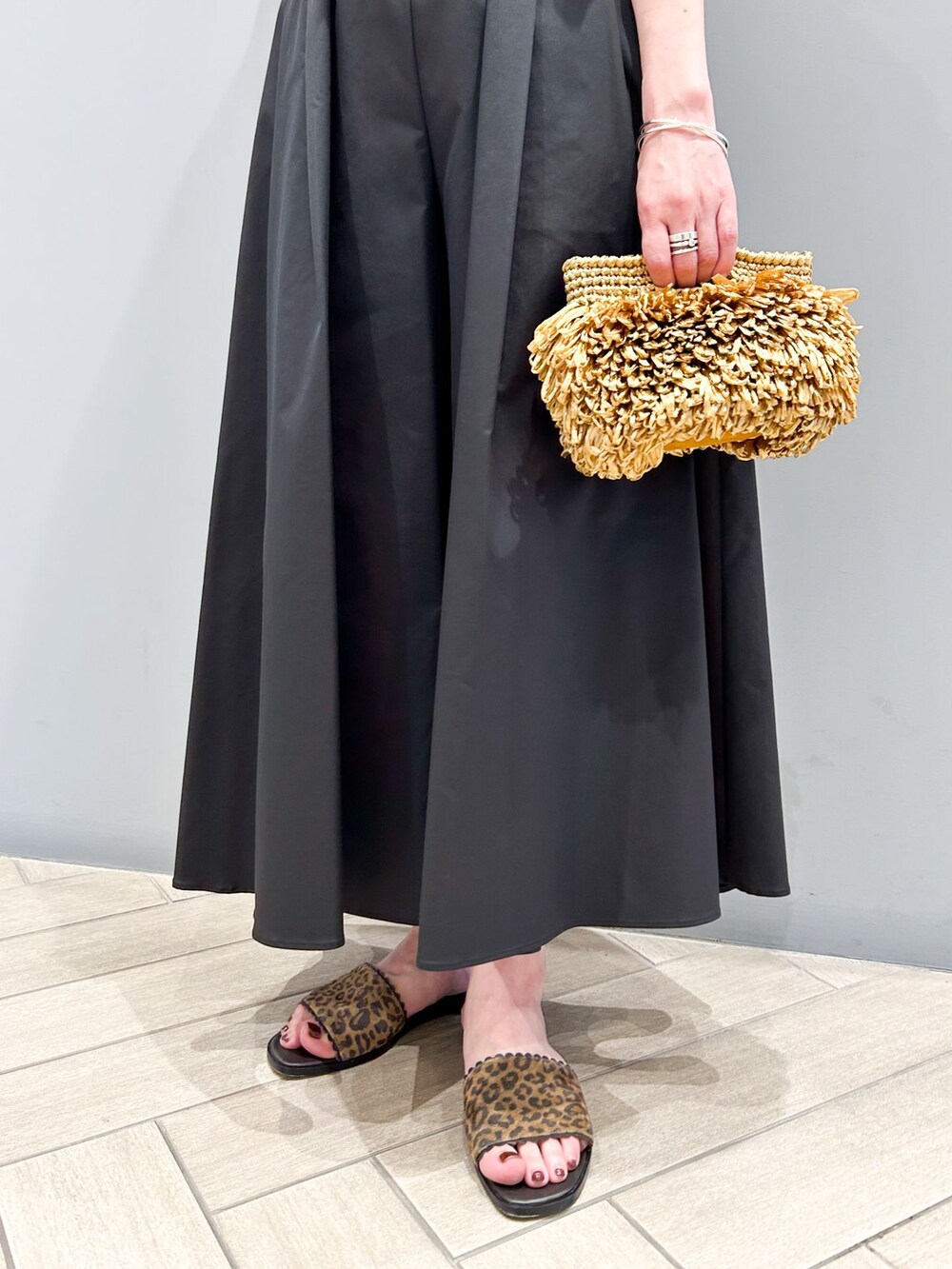ブラック系のその他パンツ、ベージュ系のシャツ/ブラウス、その他のサンダルを着用したレディースの春コーディネートの9枚目の写真