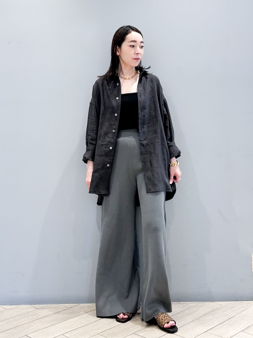 グレー系のその他パンツ、ブラウン系のシャツ/ブラウス、その他のサンダルを着用したレディースの春コーディネートの2枚目の写真
