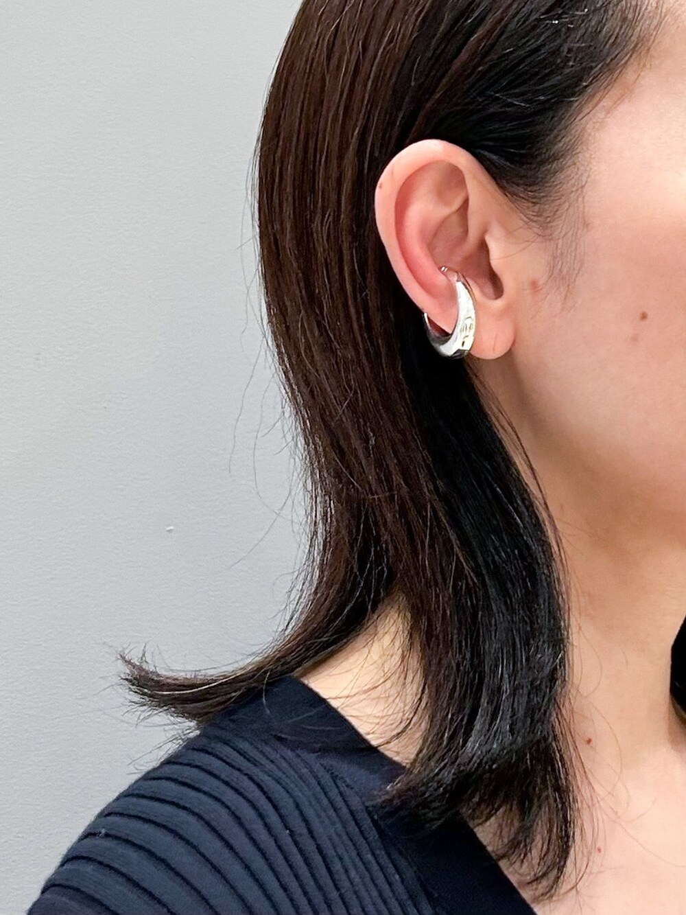 その他のその他パンツ、ブルー系のカーディガン/ボレロ、ブラック系のハンドバッグを着用したレディースの冬コーディネートの8枚目の写真