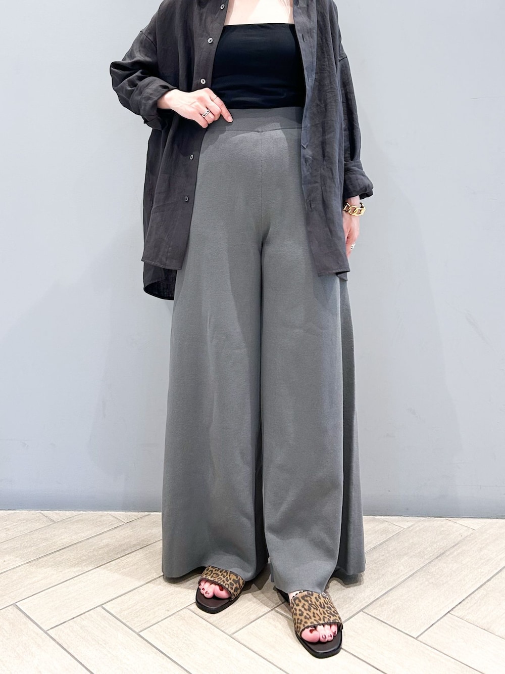 グレー系のその他パンツ、ブラウン系のシャツ/ブラウス、その他のサンダルを着用したレディースの春コーディネートの9枚目の写真