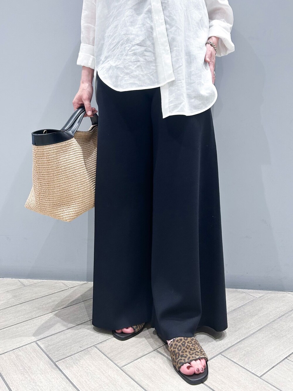 ブラック系のその他パンツ、ホワイト系のシャツ/ブラウス、ベージュ系のトートバッグを着用したレディースの春コーディネートの8枚目の写真
