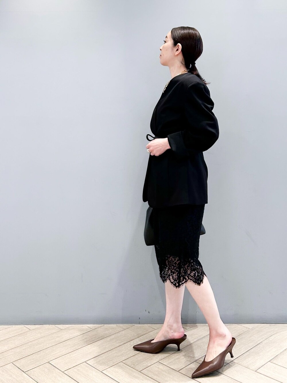 ブラック系のその他パンツ、ブラック系のノーカラージャケット、ホワイト系のTシャツ/カットソーを着用したレディースの春コーディネートの3枚目の写真