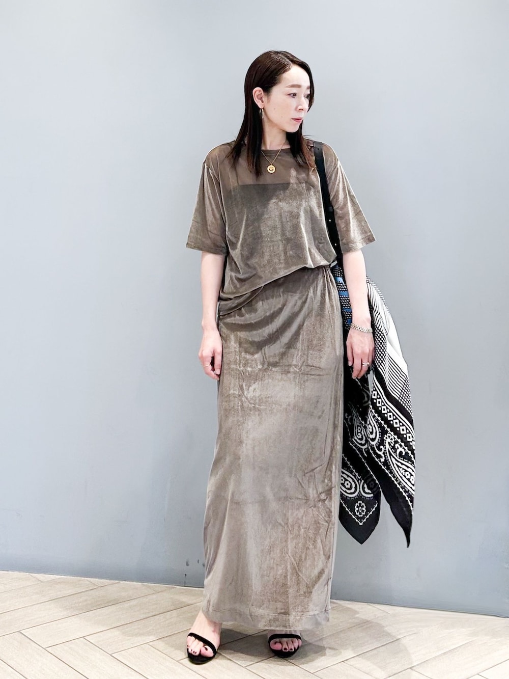 ベージュ系のスカート、ベージュ系のTシャツ/カットソー、その他のブレスレットを着用したレディースの夏コーディネートの2枚目の写真