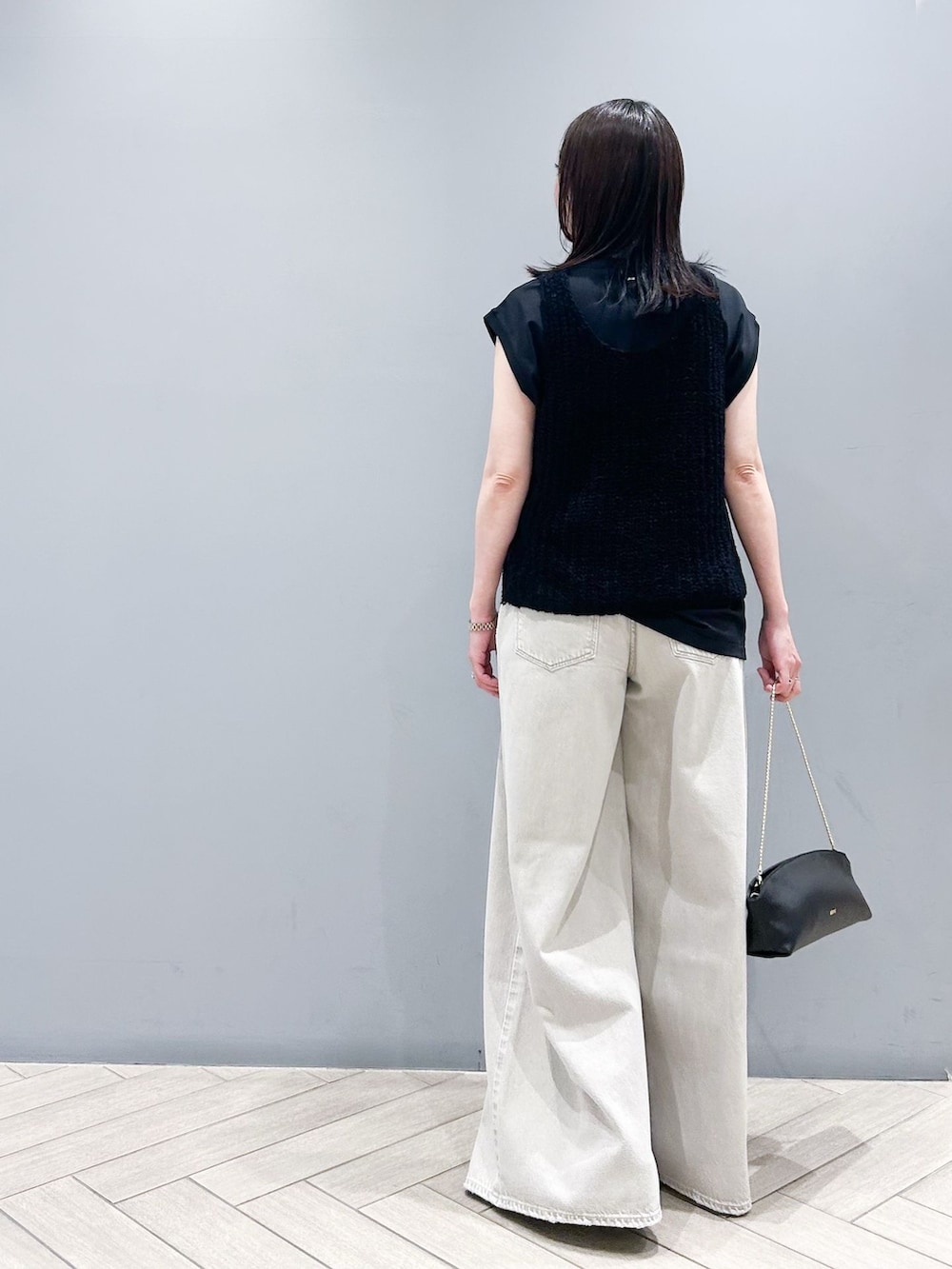 ブラック系のTシャツ/カットソー、ブラック系のタンクトップ、ブラック系のショルダーバッグを着用したレディースの春コーディネートの4枚目の写真