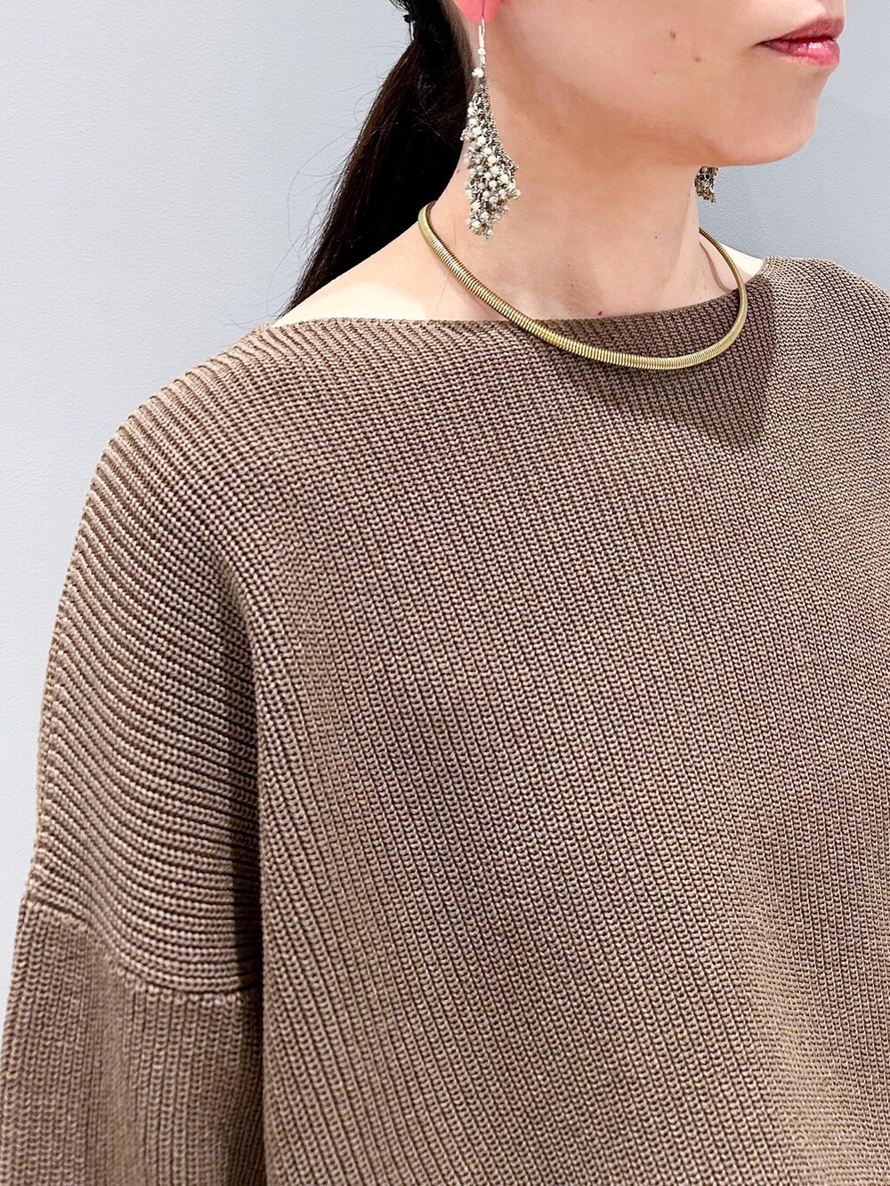 ブラック系のその他パンツ、ブラウン系のニット/セーター、ブラック系のハンドバッグを着用したレディースの春コーディネートの7枚目の写真