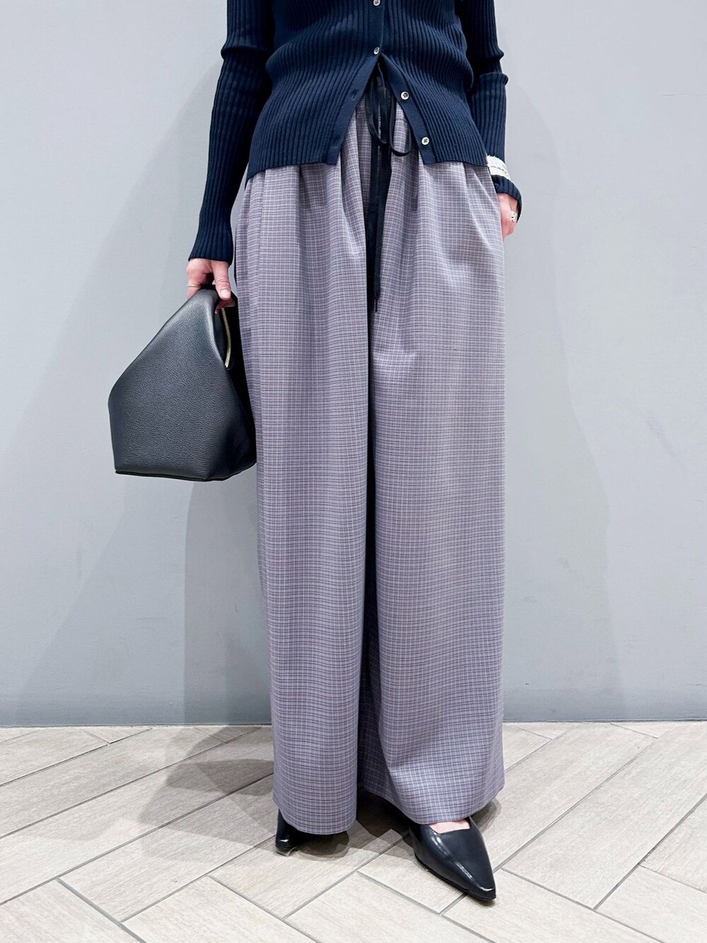 その他のその他パンツ、ブルー系のカーディガン/ボレロ、ブラック系のハンドバッグを着用したレディースの冬コーディネートの9枚目の写真