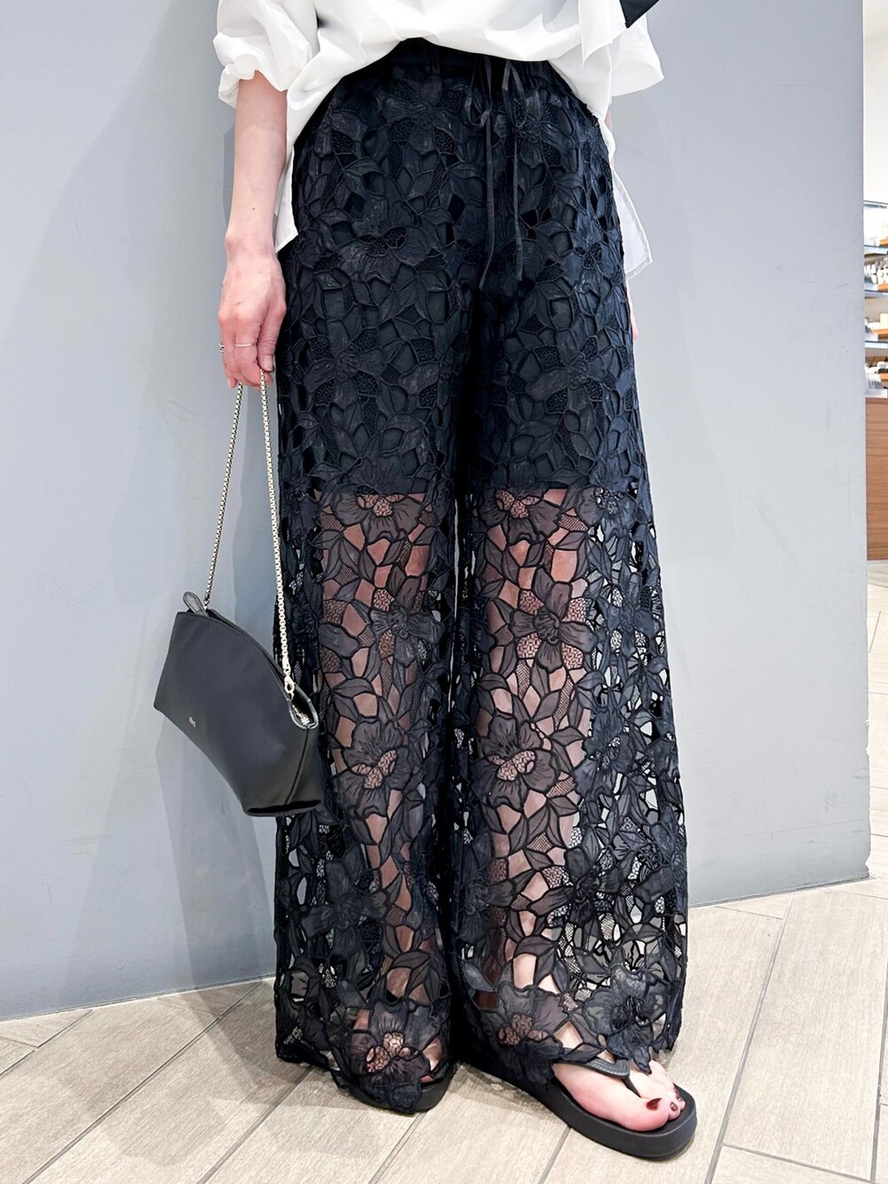 ブラック系のその他パンツ、ホワイト系のシャツ/ブラウス、ブラック系のショルダーバッグを着用したレディースの春コーディネートの8枚目の写真
