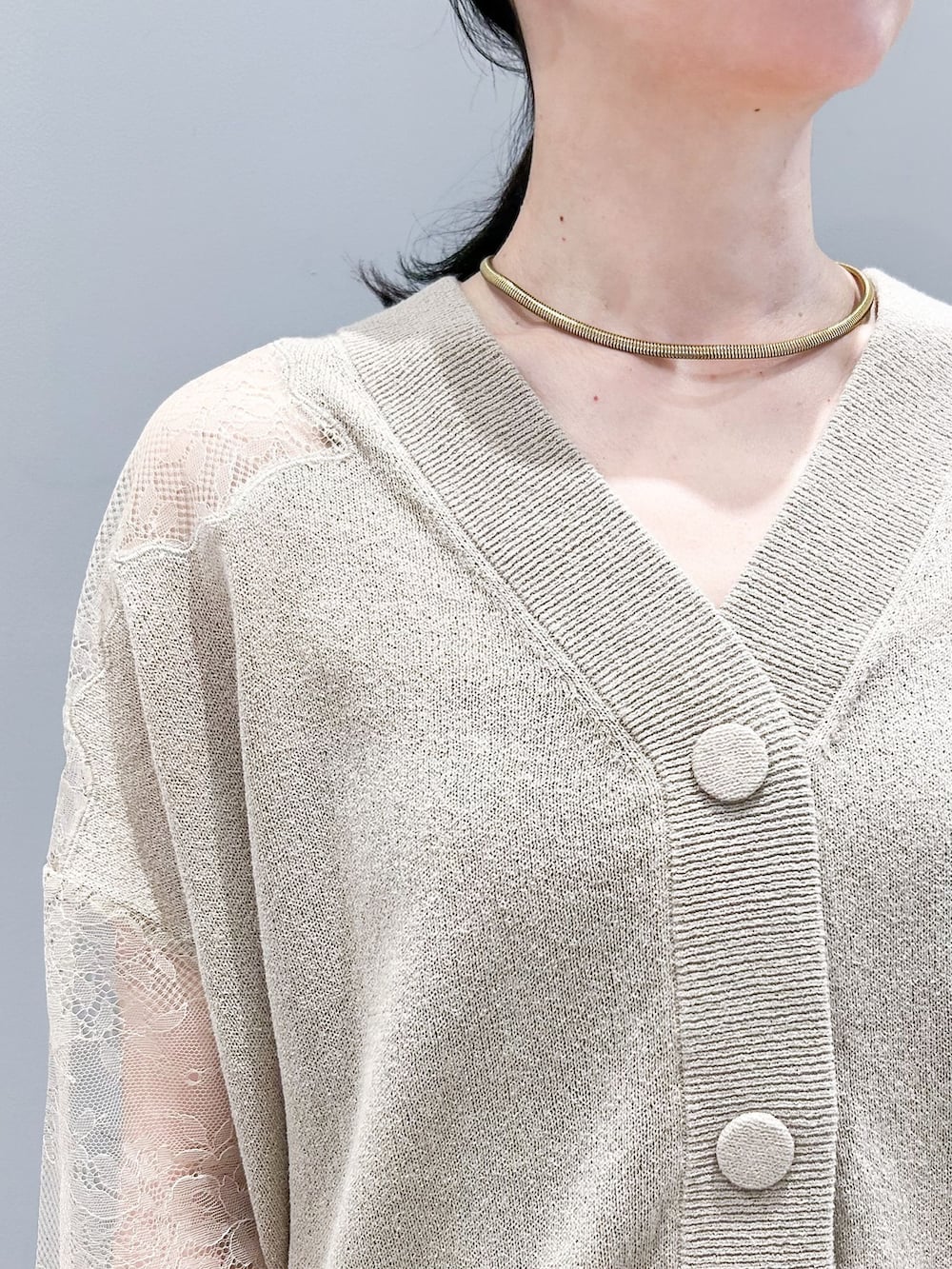 ベージュ系のその他パンツ、ベージュ系のカーディガン/ボレロ、ブラック系のハンドバッグを着用したレディースの春コーディネートの6枚目の写真