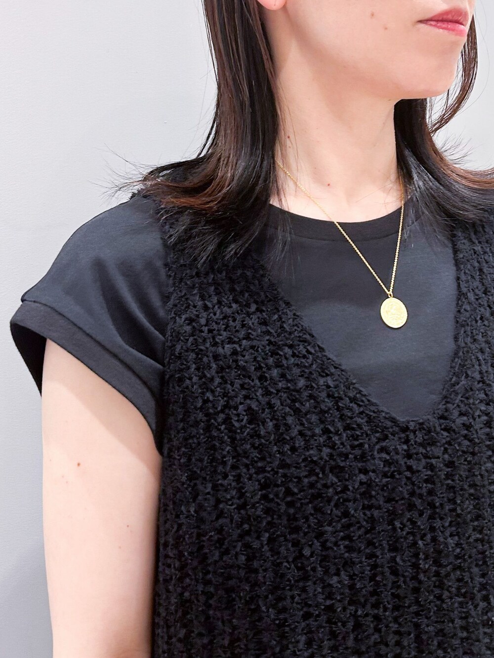ブラック系のTシャツ/カットソー、ブラック系のタンクトップ、ブラック系のショルダーバッグを着用したレディースの春コーディネートの7枚目の写真