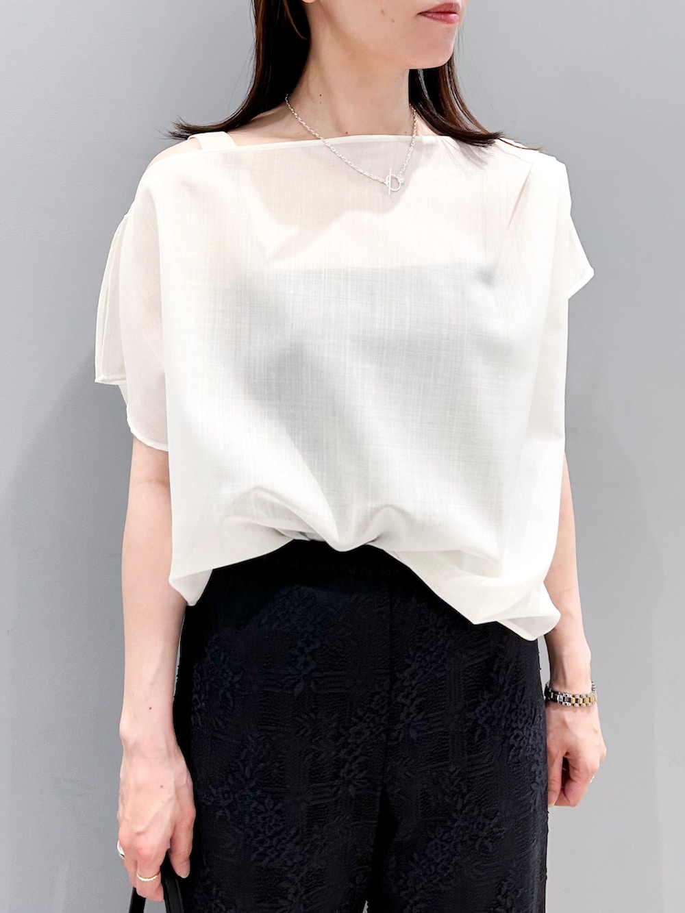ブラック系のその他パンツ、ホワイト系のシャツ/ブラウス、ブラック系のショルダーバッグを着用したレディースの春コーディネートの6枚目の写真