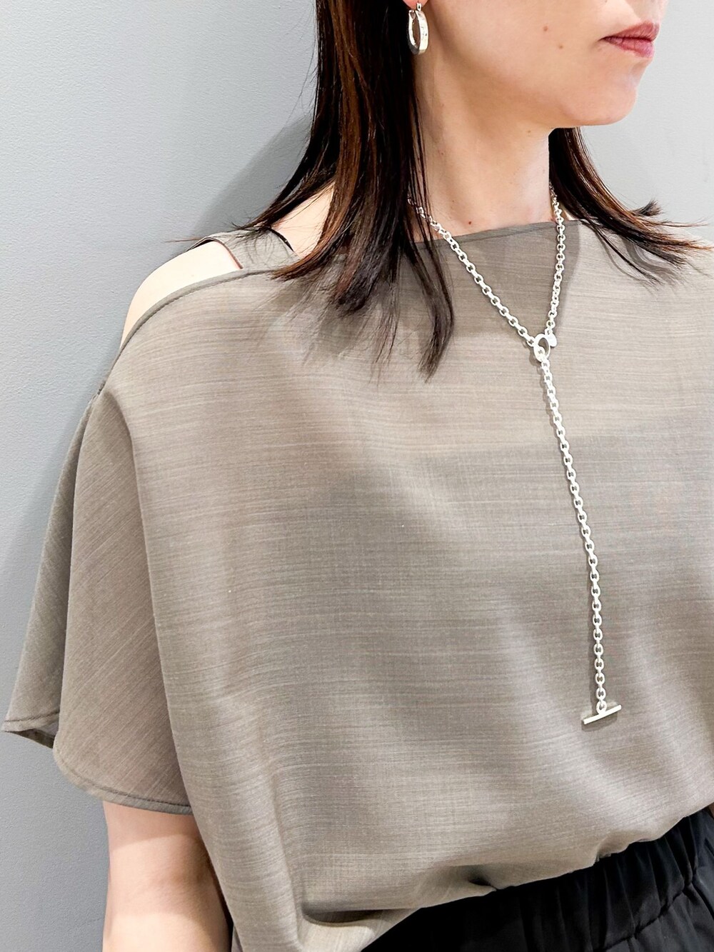 ブラック系のその他パンツ、ベージュ系のシャツ/ブラウス、その他のサンダルを着用したレディースの春コーディネートの7枚目の写真