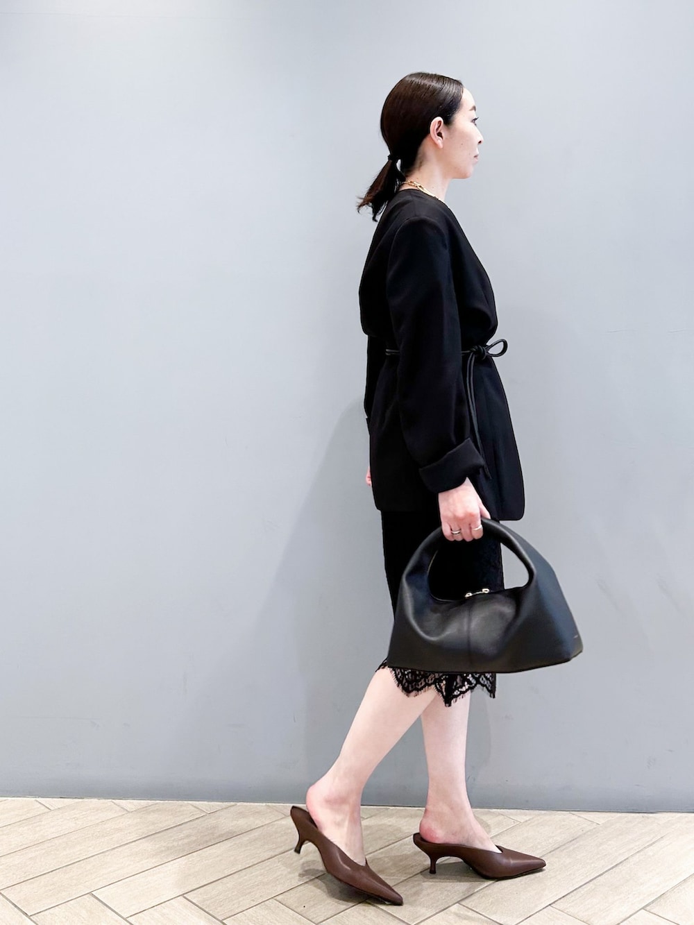 ブラック系のその他パンツ、ブラック系のノーカラージャケット、ホワイト系のTシャツ/カットソーを着用したレディースの春コーディネートの5枚目の写真