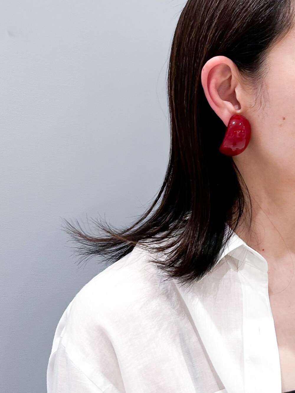 ブラック系のその他パンツ、ホワイト系のシャツ/ブラウス、ベージュ系のトートバッグを着用したレディースの春コーディネートの7枚目の写真