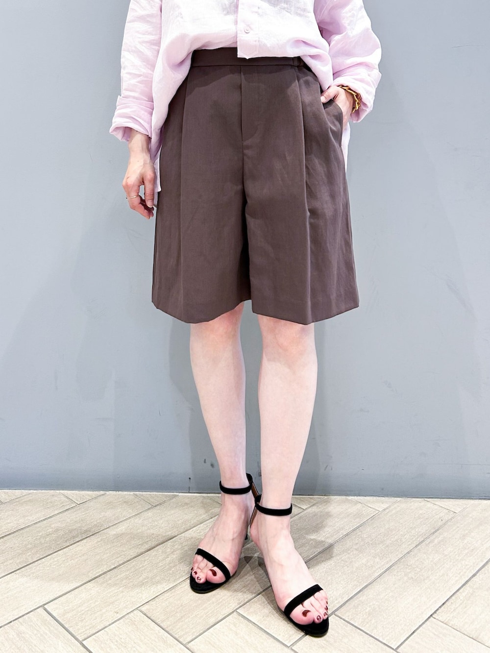 ブラウン系のその他パンツ、ピンク系のシャツ/ブラウス、ゴールド系のネックレスを着用したレディースの春コーディネートの9枚目の写真