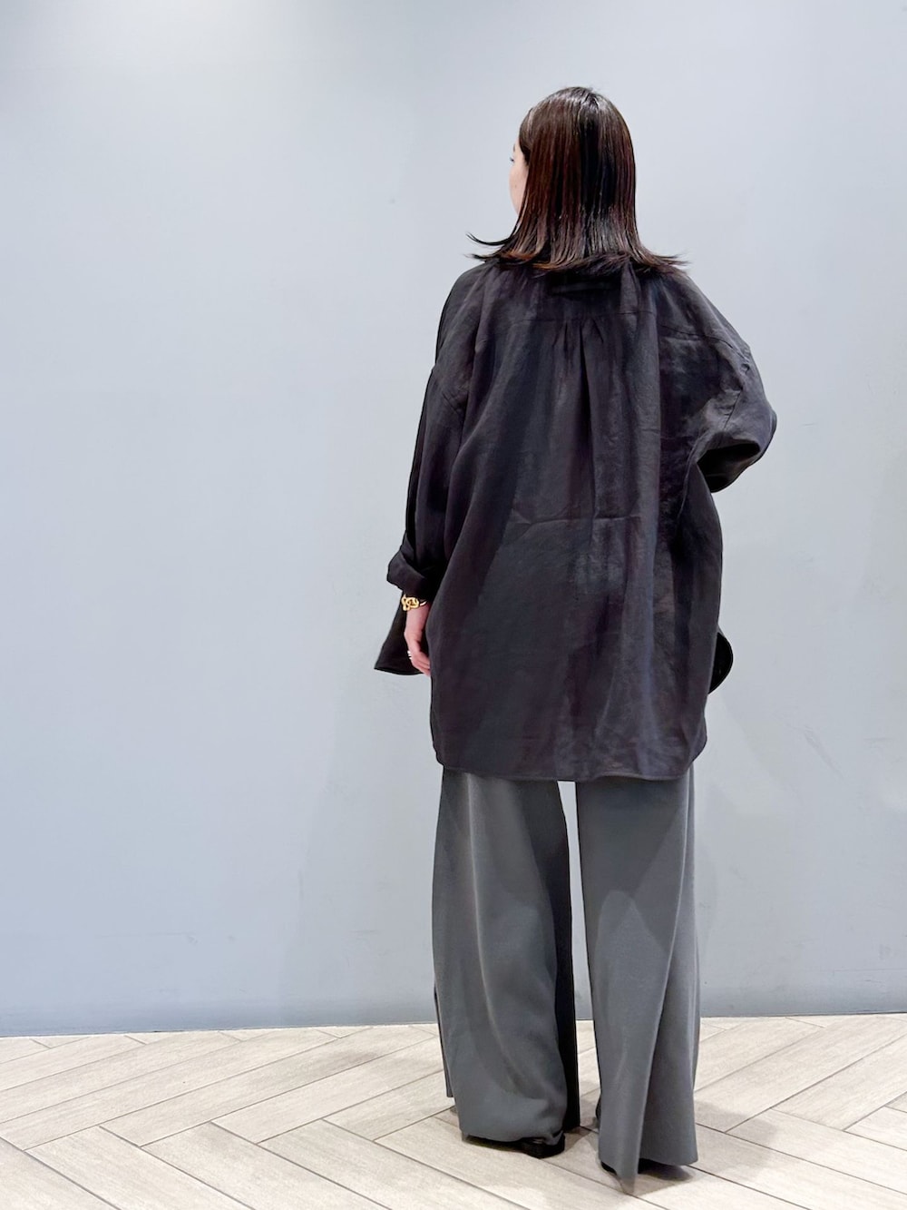 グレー系のその他パンツ、ブラウン系のシャツ/ブラウス、その他のサンダルを着用したレディースの春コーディネートの4枚目の写真