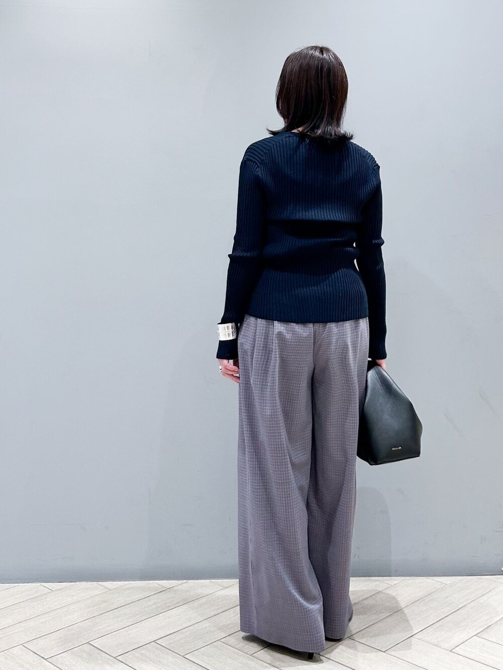 その他のその他パンツ、ブルー系のカーディガン/ボレロ、ブラック系のハンドバッグを着用したレディースの冬コーディネートの4枚目の写真
