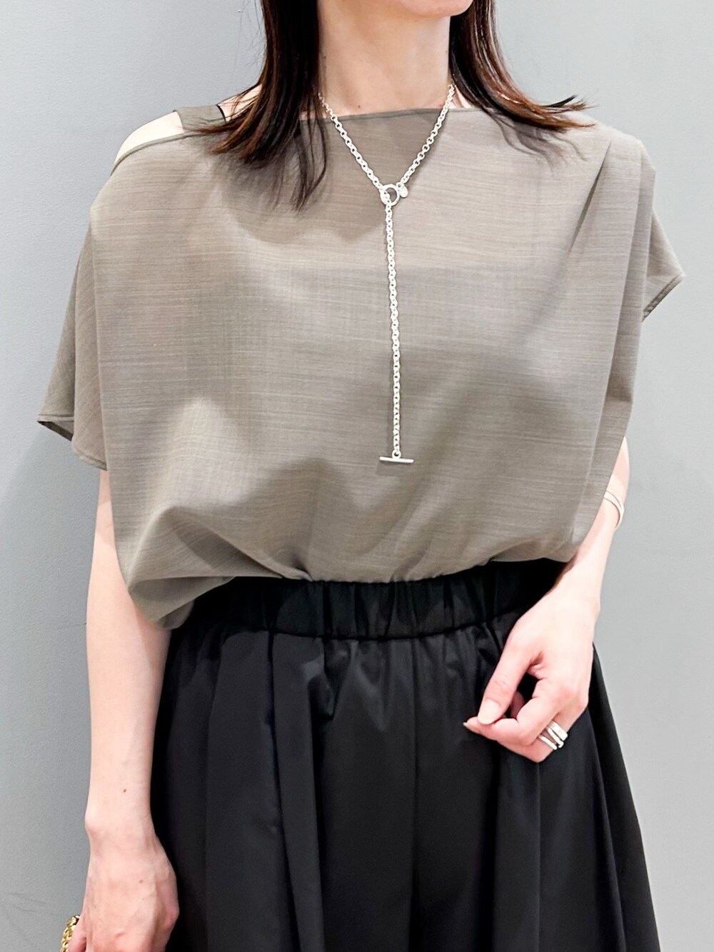 ブラック系のその他パンツ、ベージュ系のシャツ/ブラウス、その他のサンダルを着用したレディースの春コーディネートの6枚目の写真