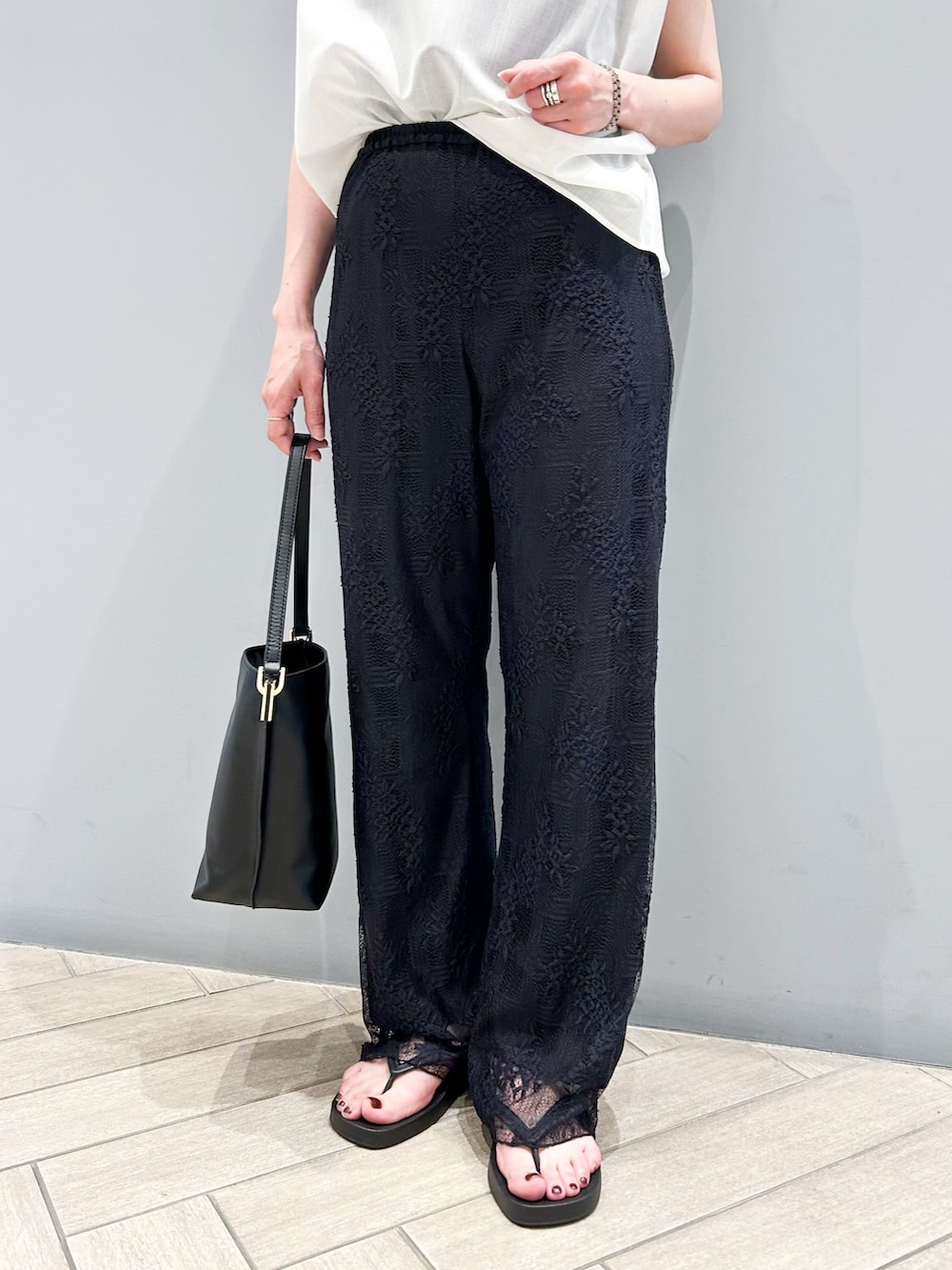 ブラック系のその他パンツ、ホワイト系のシャツ/ブラウス、ブラック系のショルダーバッグを着用したレディースの春コーディネートの8枚目の写真
