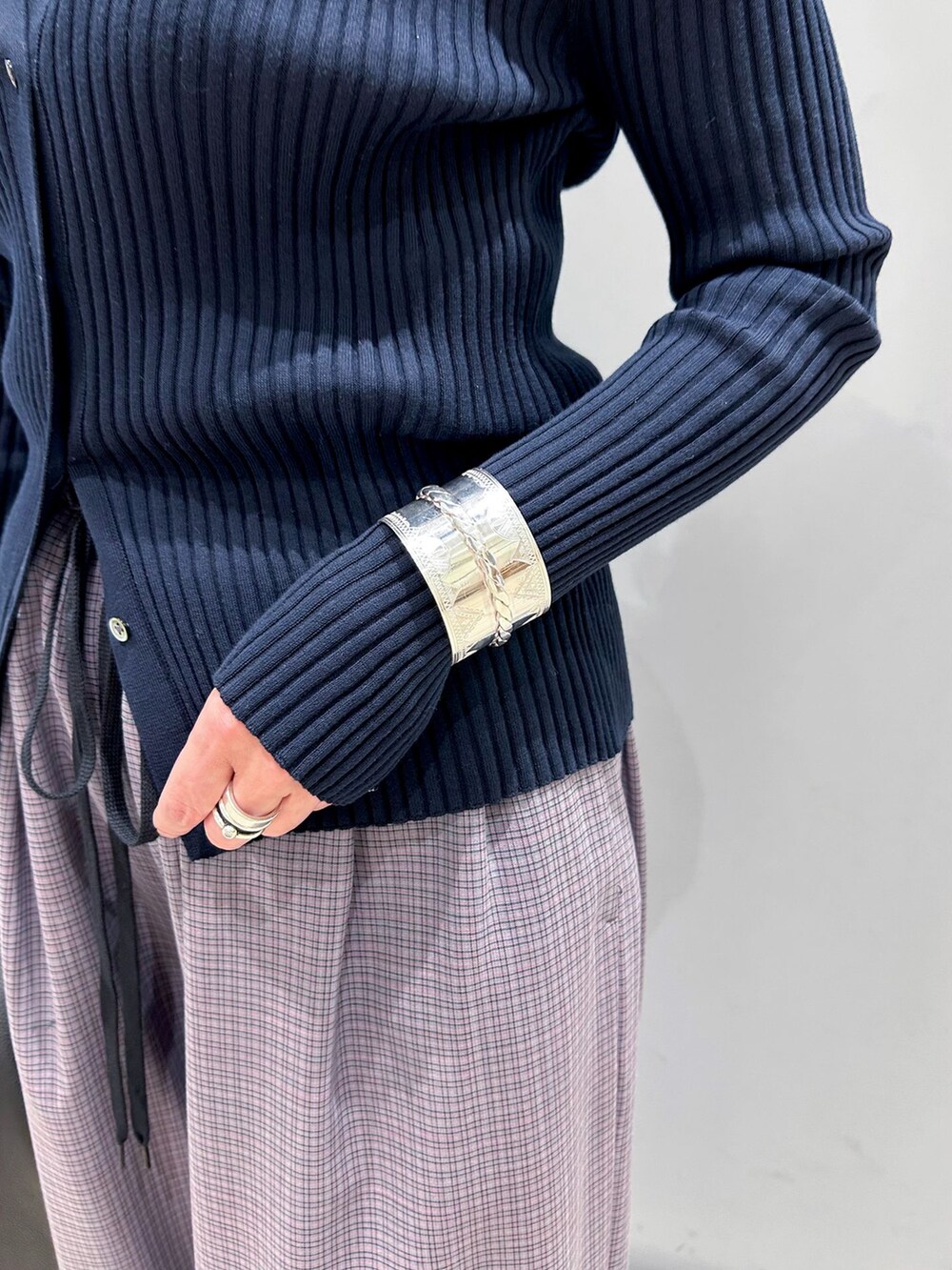 その他のその他パンツ、ブルー系のカーディガン/ボレロ、ブラック系のハンドバッグを着用したレディースの冬コーディネートの7枚目の写真