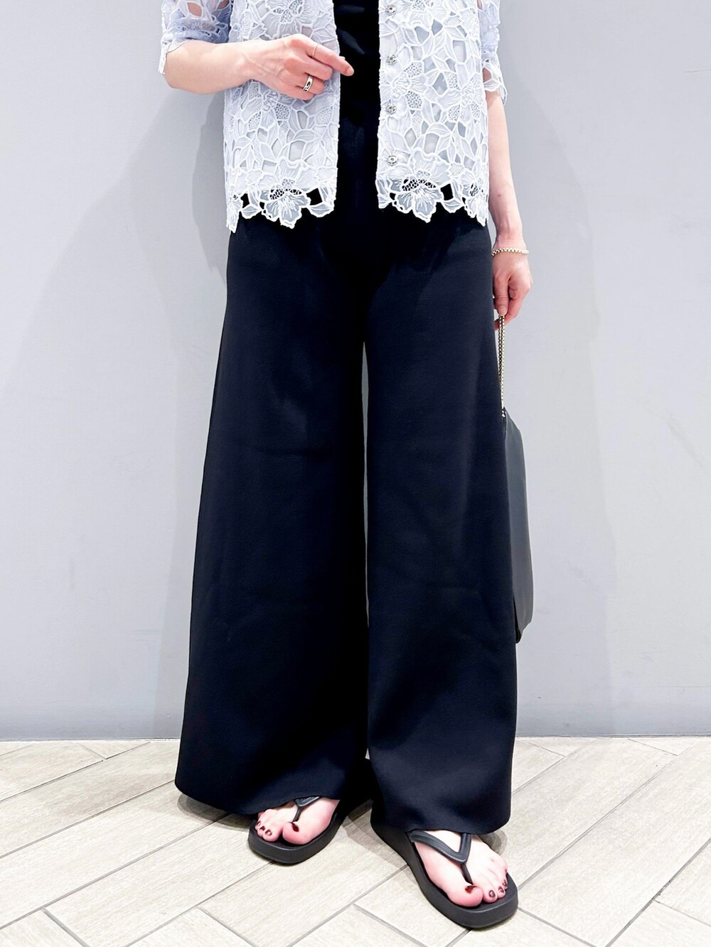 ブラック系のその他パンツ、ブルー系のシャツ/ブラウス、ブラック系のショルダーバッグを着用したレディースの春コーディネートの8枚目の写真