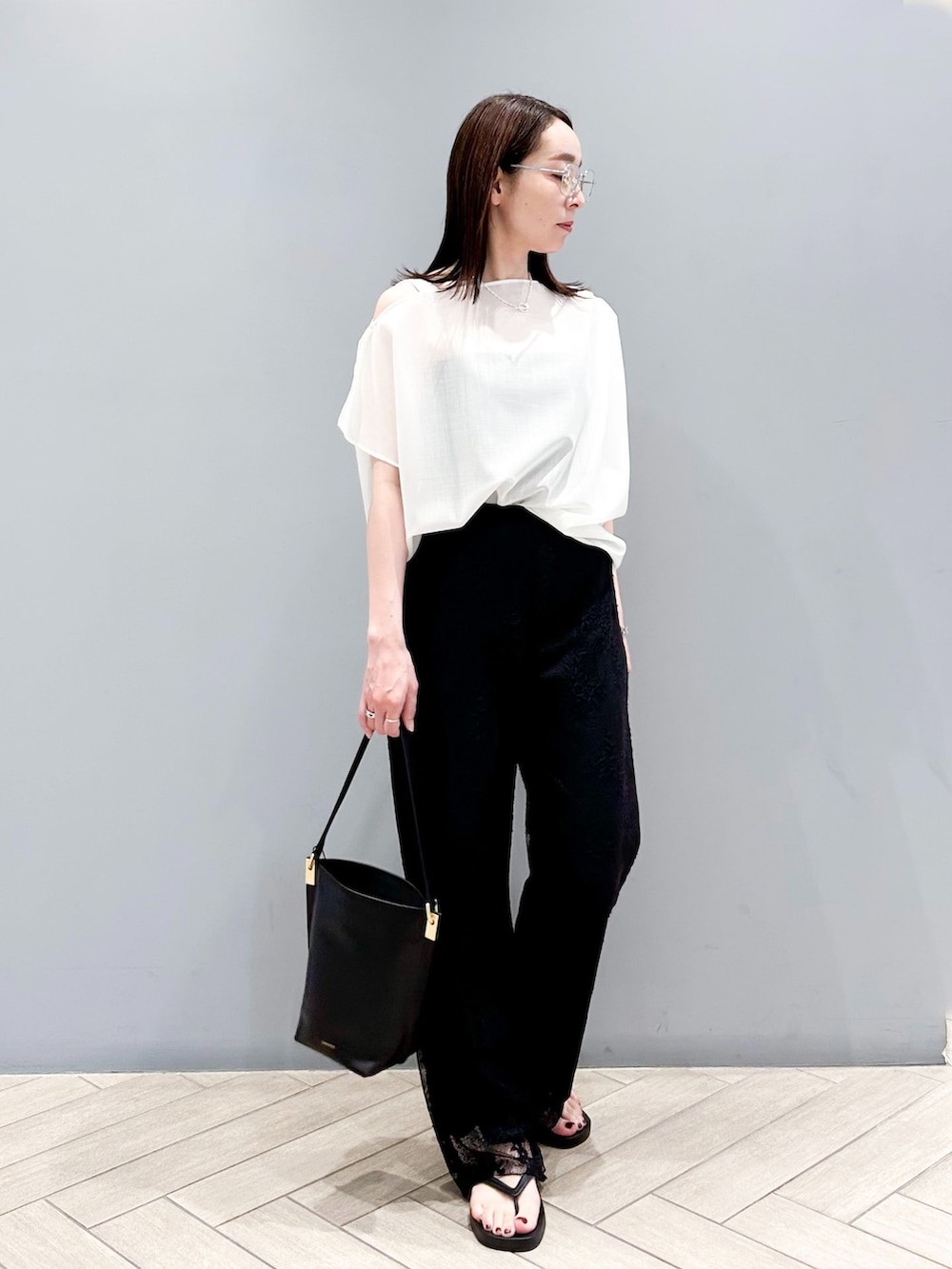ブラック系のその他パンツ、ホワイト系のシャツ/ブラウス、ブラック系のショルダーバッグを着用したレディースの春コーディネートの2枚目の写真