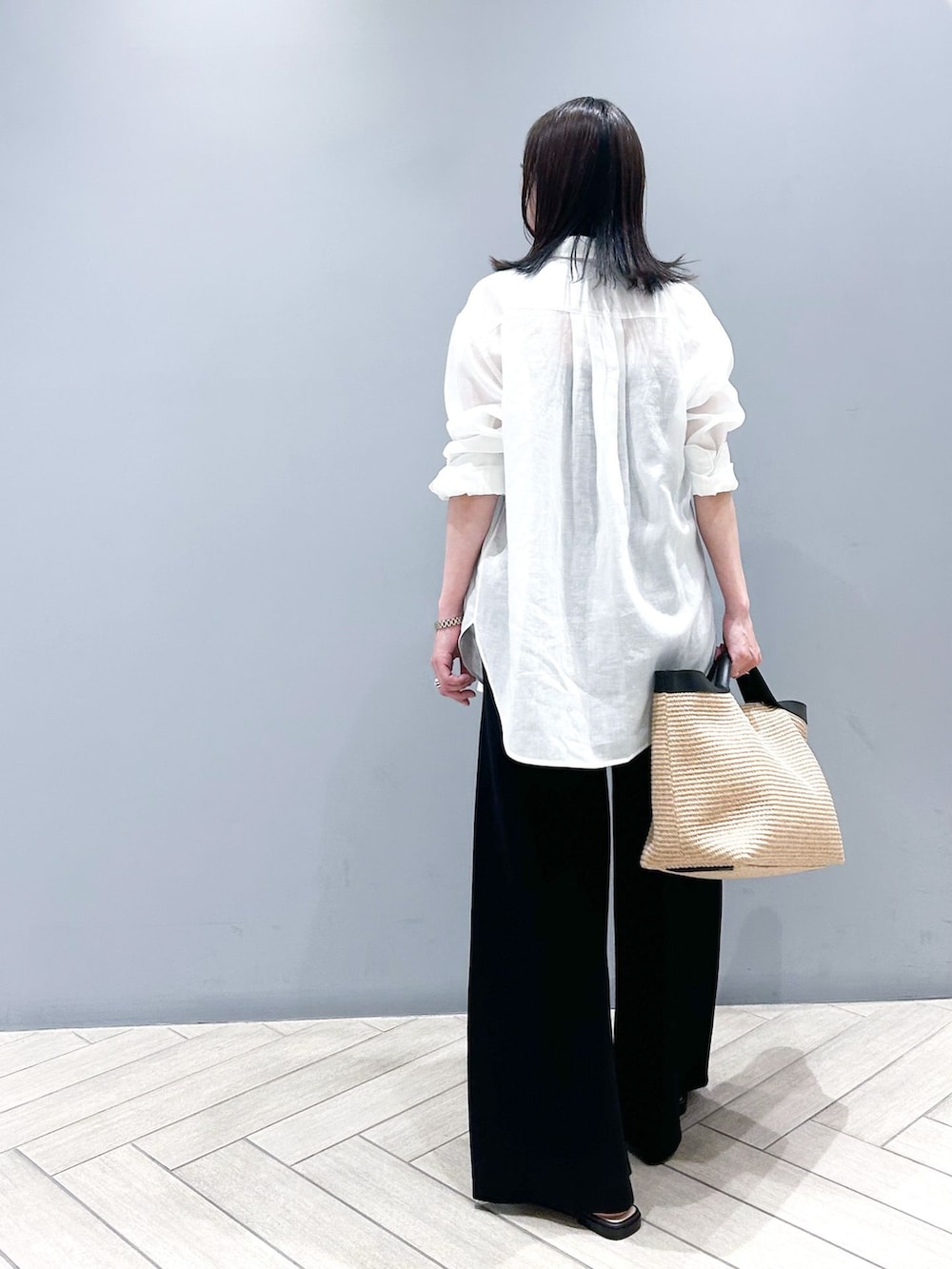 ブラック系のその他パンツ、ホワイト系のシャツ/ブラウス、ベージュ系のトートバッグを着用したレディースの春コーディネートの4枚目の写真