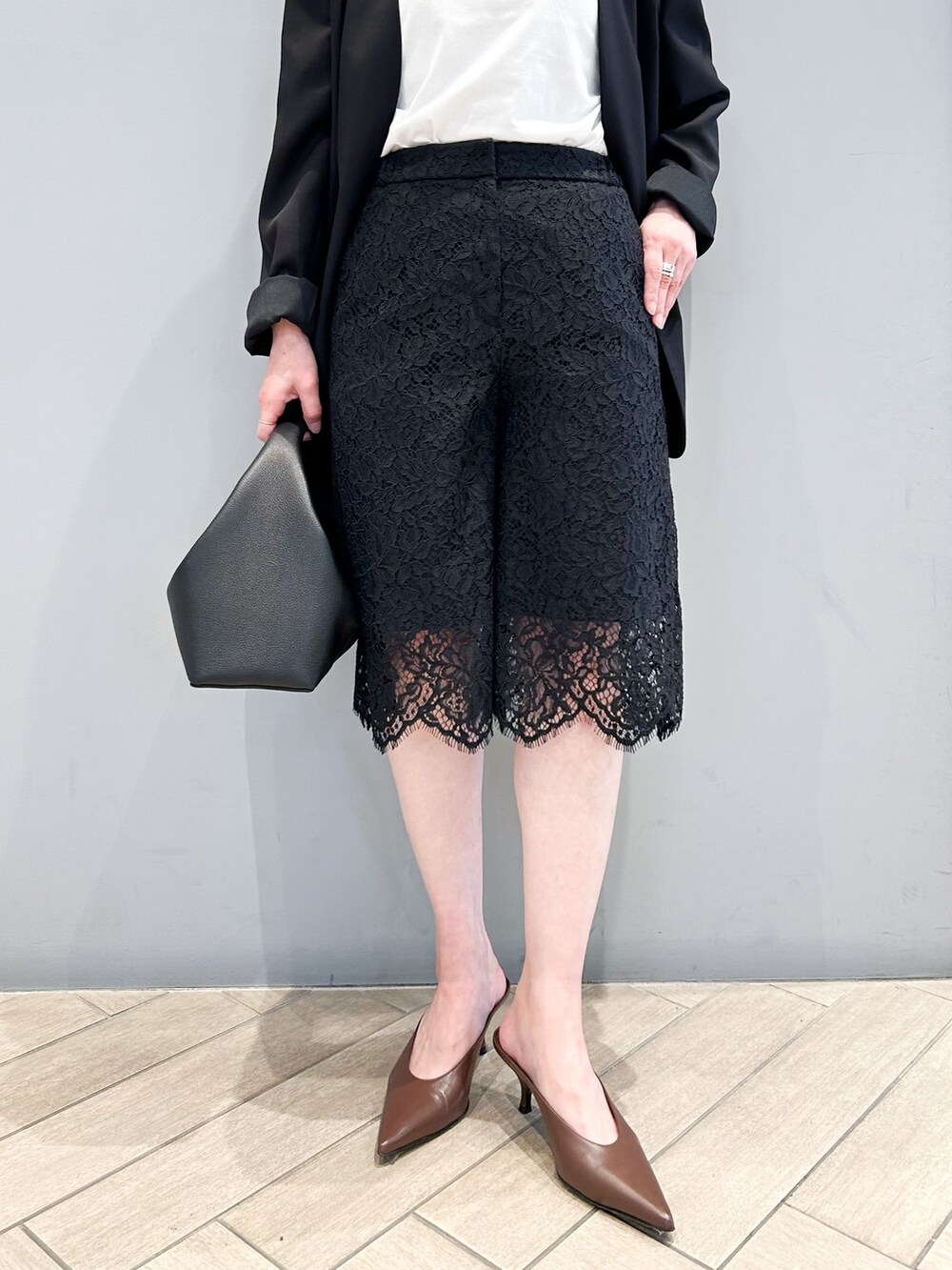 ブラック系のその他パンツ、ブラック系のノーカラージャケット、ホワイト系のTシャツ/カットソーを着用したレディースの春コーディネートの9枚目の写真