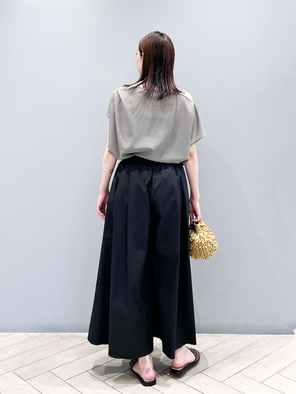 ブラック系のその他パンツ、ベージュ系のシャツ/ブラウス、その他のサンダルを着用したレディースの春コーディネートの4枚目の写真