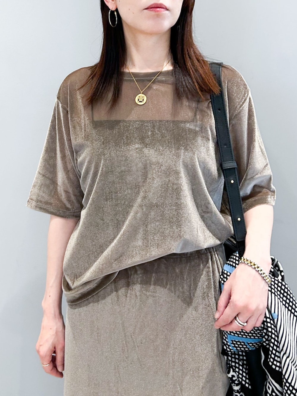 ベージュ系のスカート、ベージュ系のTシャツ/カットソー、その他のブレスレットを着用したレディースの夏コーディネートの6枚目の写真