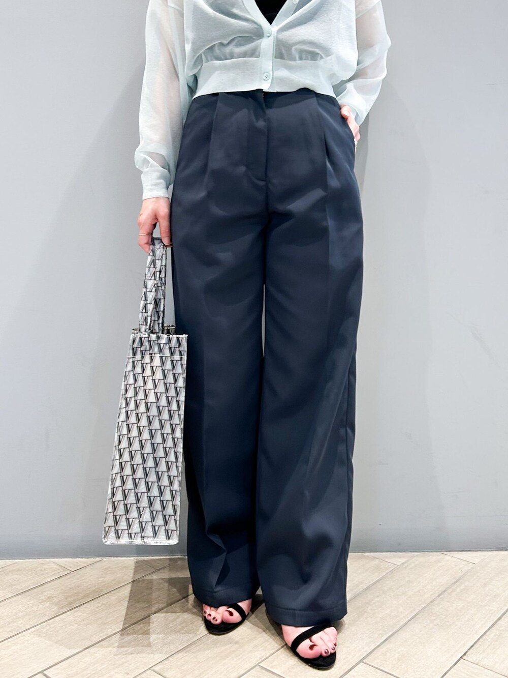 ブルー系のチノパンツ、グリーン系のカーディガン/ボレロ、ブラック系のその他アンダーウェア/インナーを着用したレディースの春コーディネートの8枚目の写真