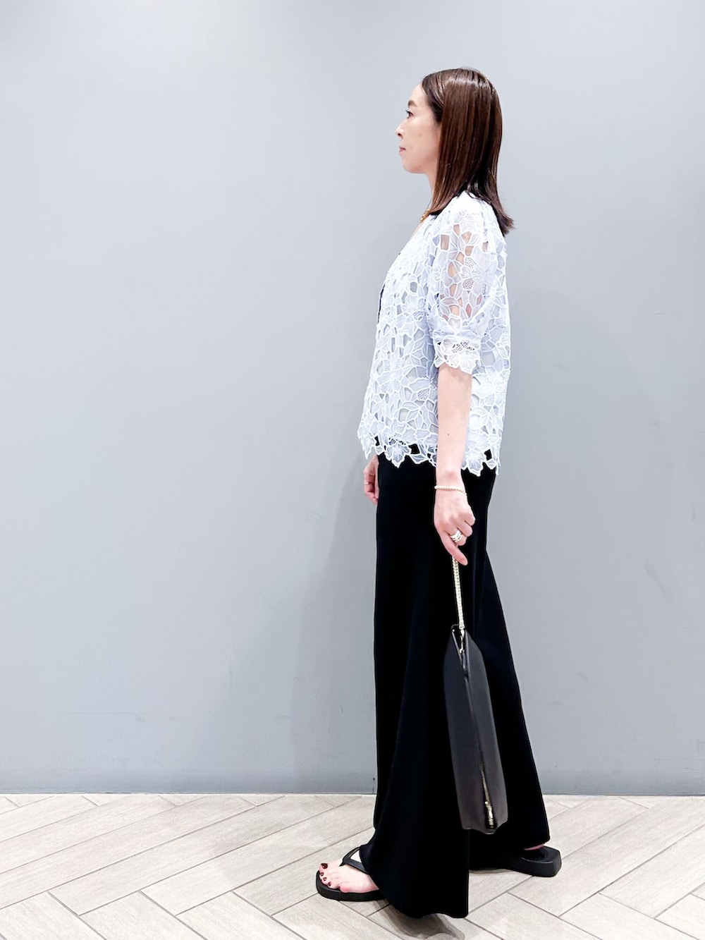 ブラック系のその他パンツ、ブルー系のシャツ/ブラウス、ブラック系のショルダーバッグを着用したレディースの春コーディネートの3枚目の写真