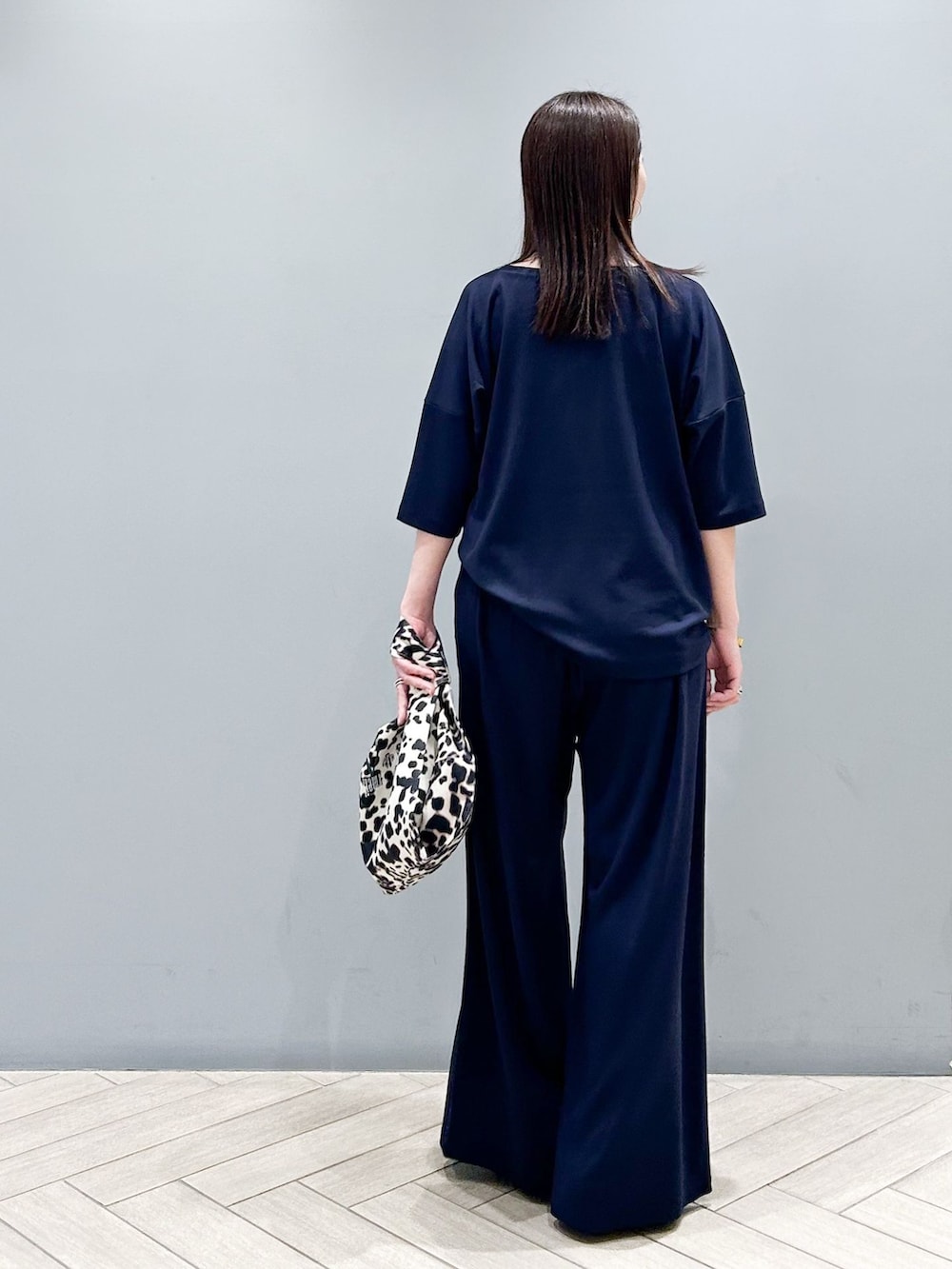 ブルー系のその他パンツ、ブルー系のTシャツ/カットソー、その他のエコバッグ/サブバッグを着用したレディースの夏コーディネートの4枚目の写真