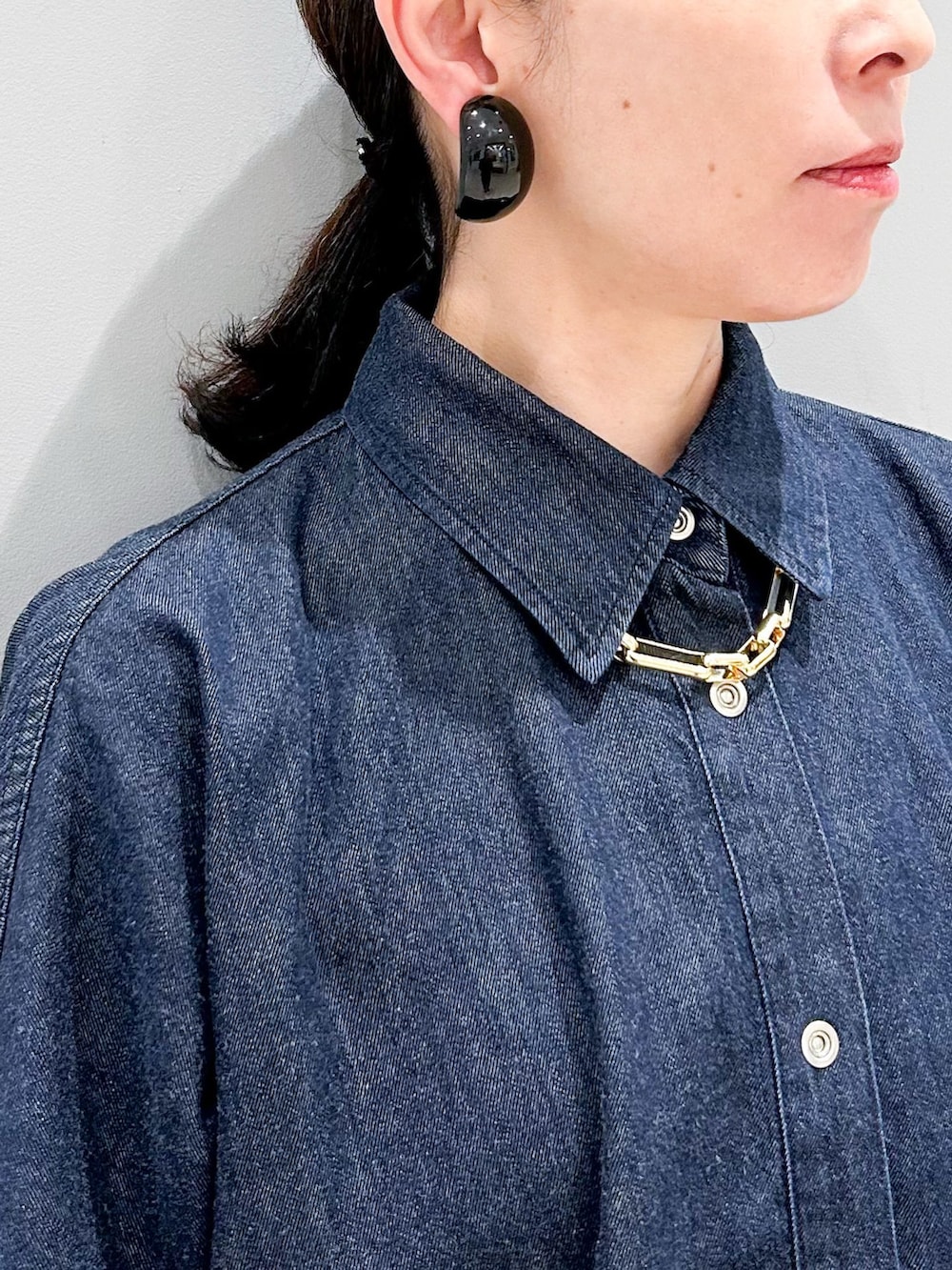 その他のその他パンツ、ブルー系のシャツ/ブラウス、ブラック系のハンドバッグを着用したレディースの春コーディネートの6枚目の写真
