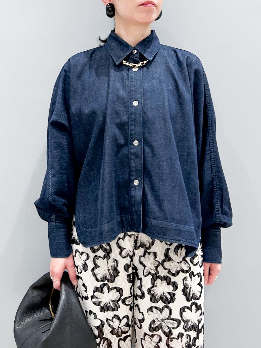 その他のその他パンツ、ブルー系のシャツ/ブラウス、ブラック系のハンドバッグを着用したレディースの春コーディネートの5枚目の写真