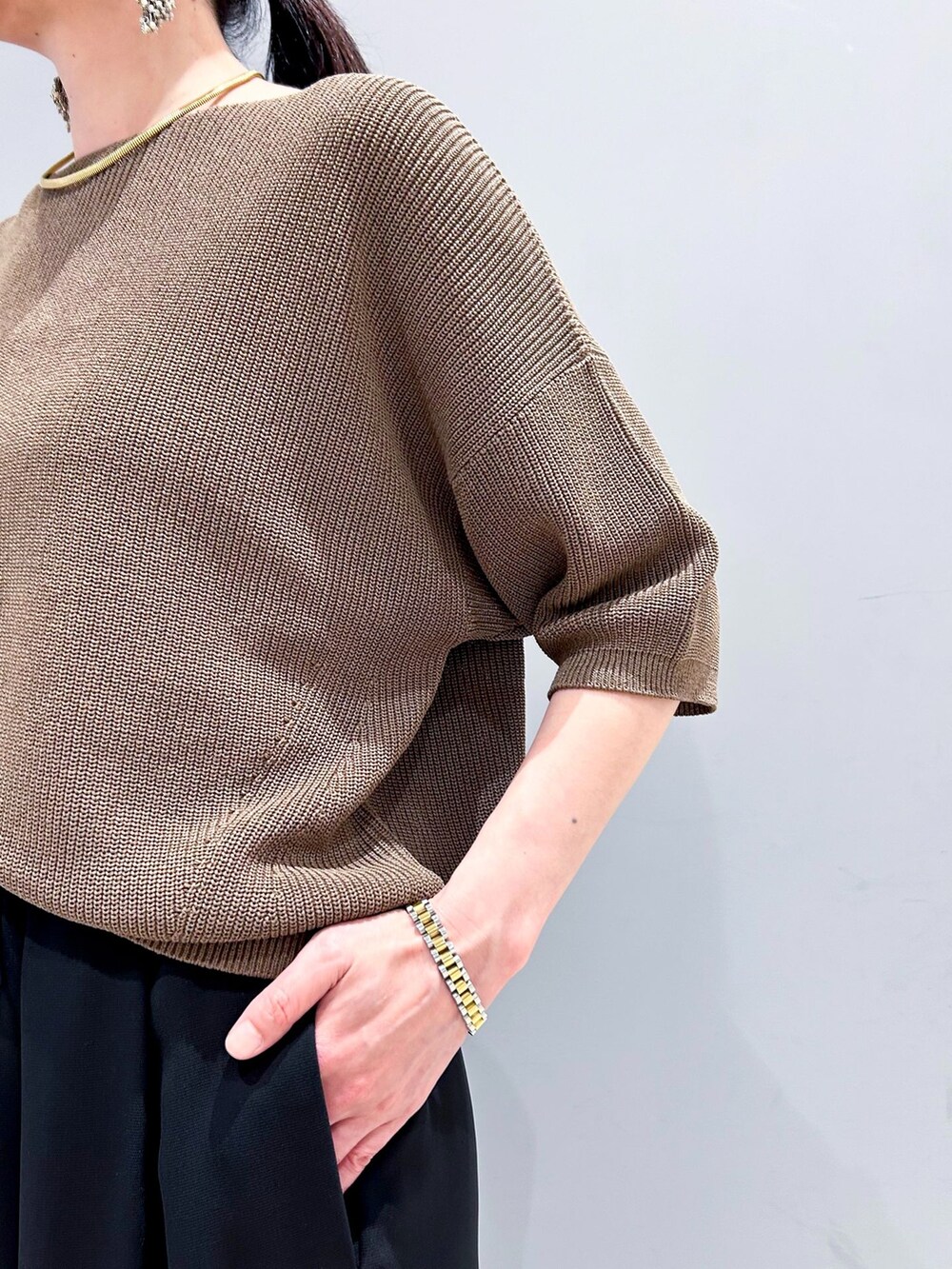 ブラック系のその他パンツ、ブラウン系のニット/セーター、ブラック系のハンドバッグを着用したレディースの春コーディネートの8枚目の写真