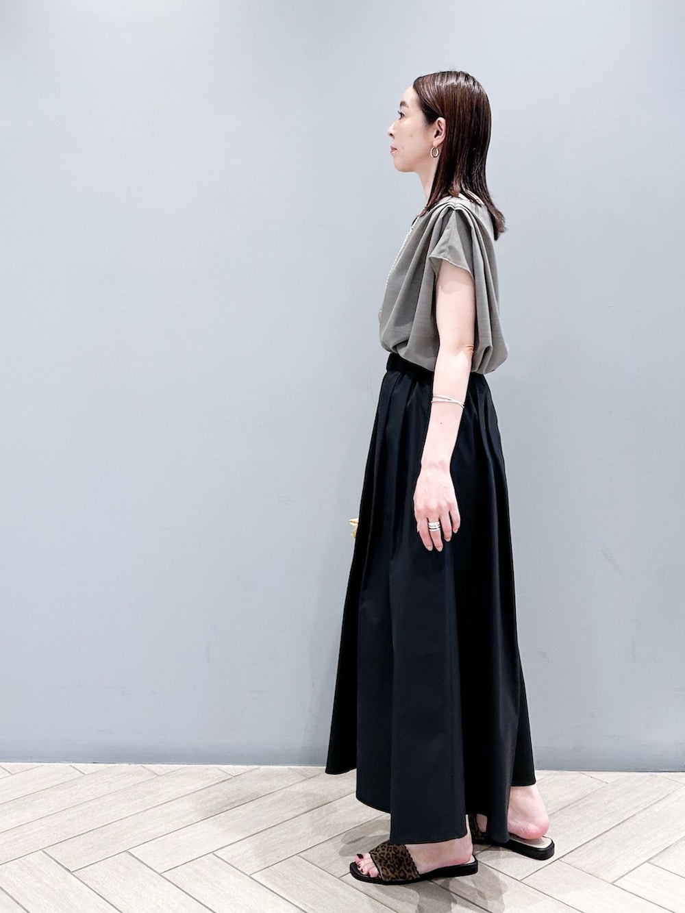 ブラック系のその他パンツ、ベージュ系のシャツ/ブラウス、その他のサンダルを着用したレディースの春コーディネートの3枚目の写真