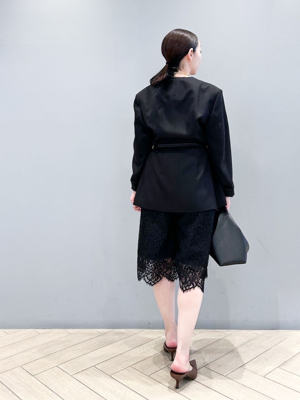 ブラック系のその他パンツ、ブラック系のノーカラージャケット、ホワイト系のTシャツ/カットソーを着用したレディースの春コーディネートの4枚目の写真