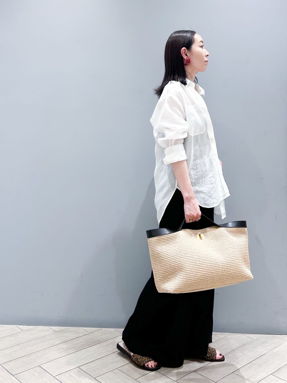 ブラック系のその他パンツ、ホワイト系のシャツ/ブラウス、ベージュ系のトートバッグを着用したレディースの春コーディネートの5枚目の写真