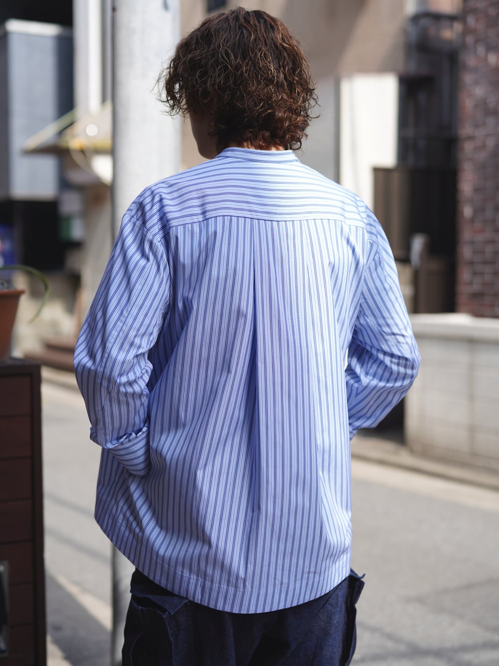 ブルー系のシャツ/ブラウス、ブルー系のカーゴパンツ、ベージュ系のスニーカーを着用したメンズの春コーディネートの2枚目の写真