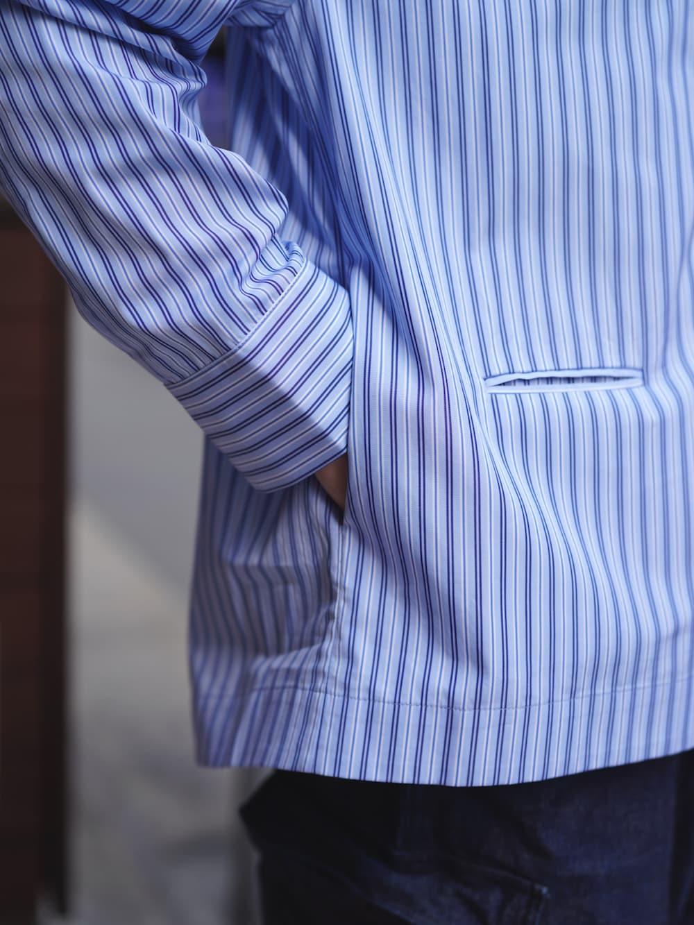 ブルー系のシャツ/ブラウス、ブルー系のカーゴパンツ、ベージュ系のスニーカーを着用したメンズの春コーディネートの3枚目の写真