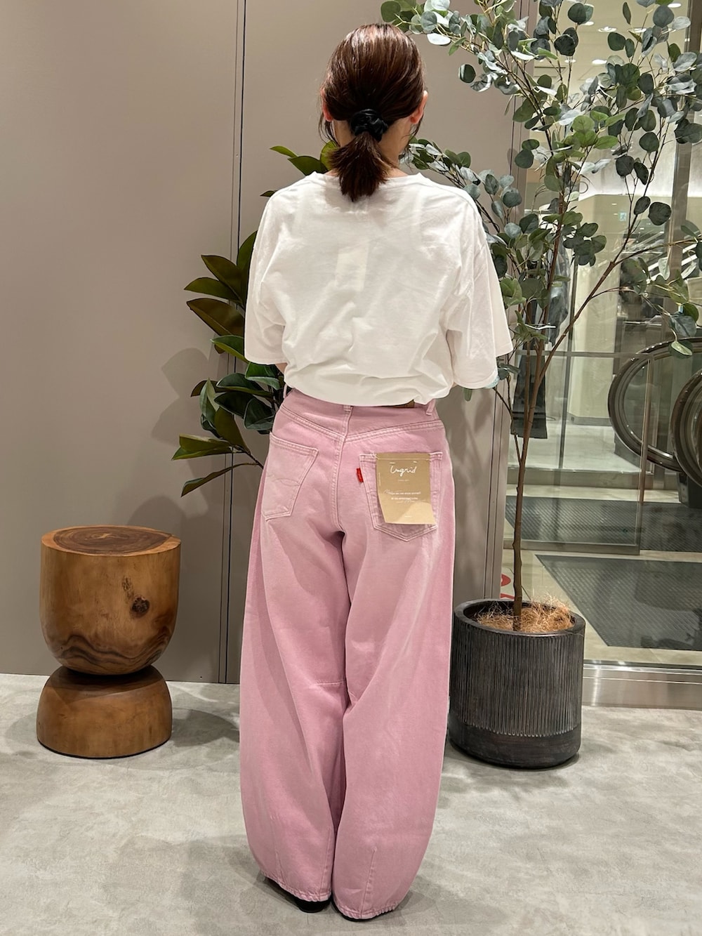 ピンク系のデニムパンツ、ホワイト系のTシャツ/カットソーを着用したレディースの春コーディネートの3枚目の写真