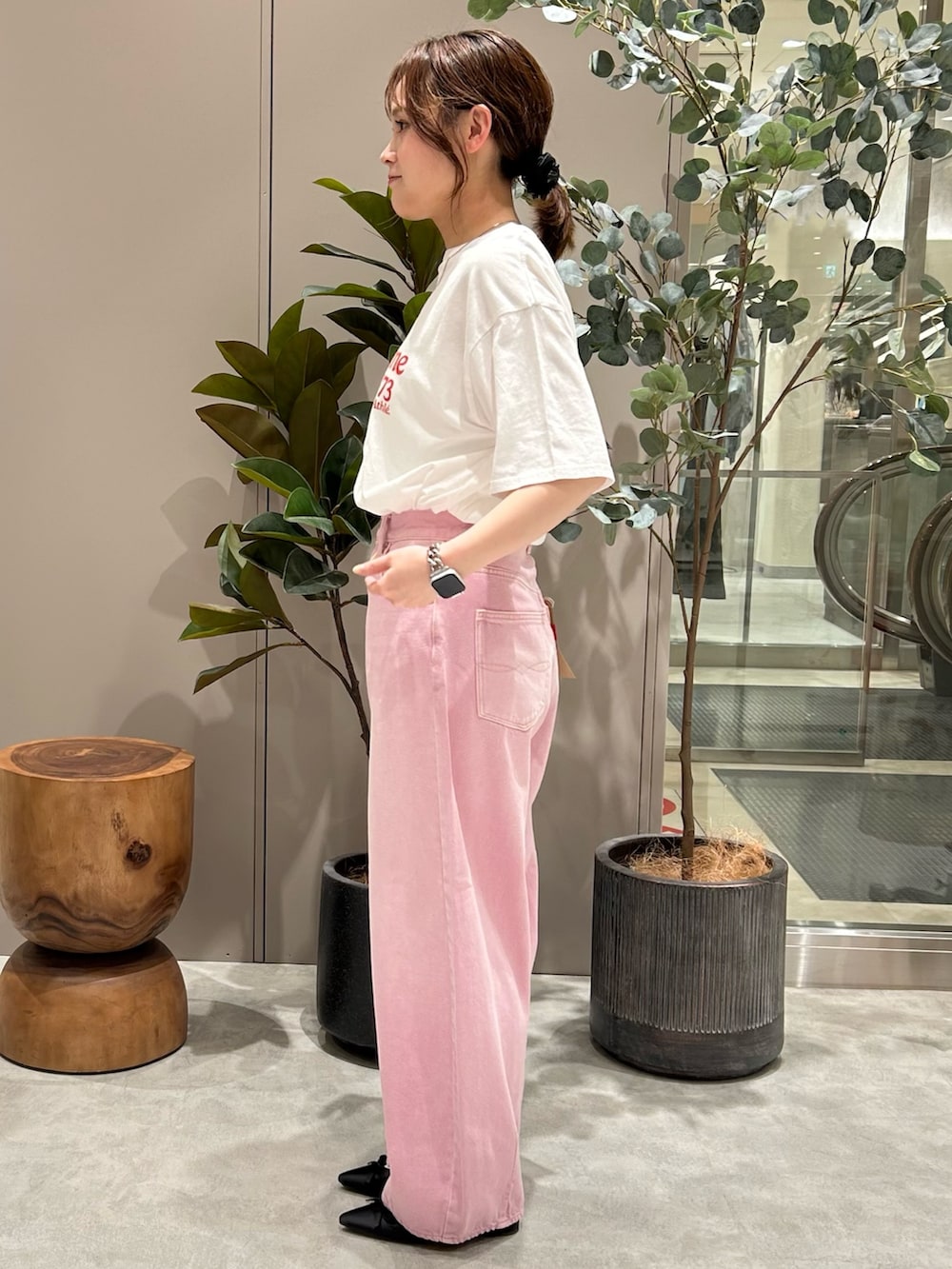 ピンク系のデニムパンツ、ホワイト系のTシャツ/カットソーを着用したレディースの春コーディネートの2枚目の写真