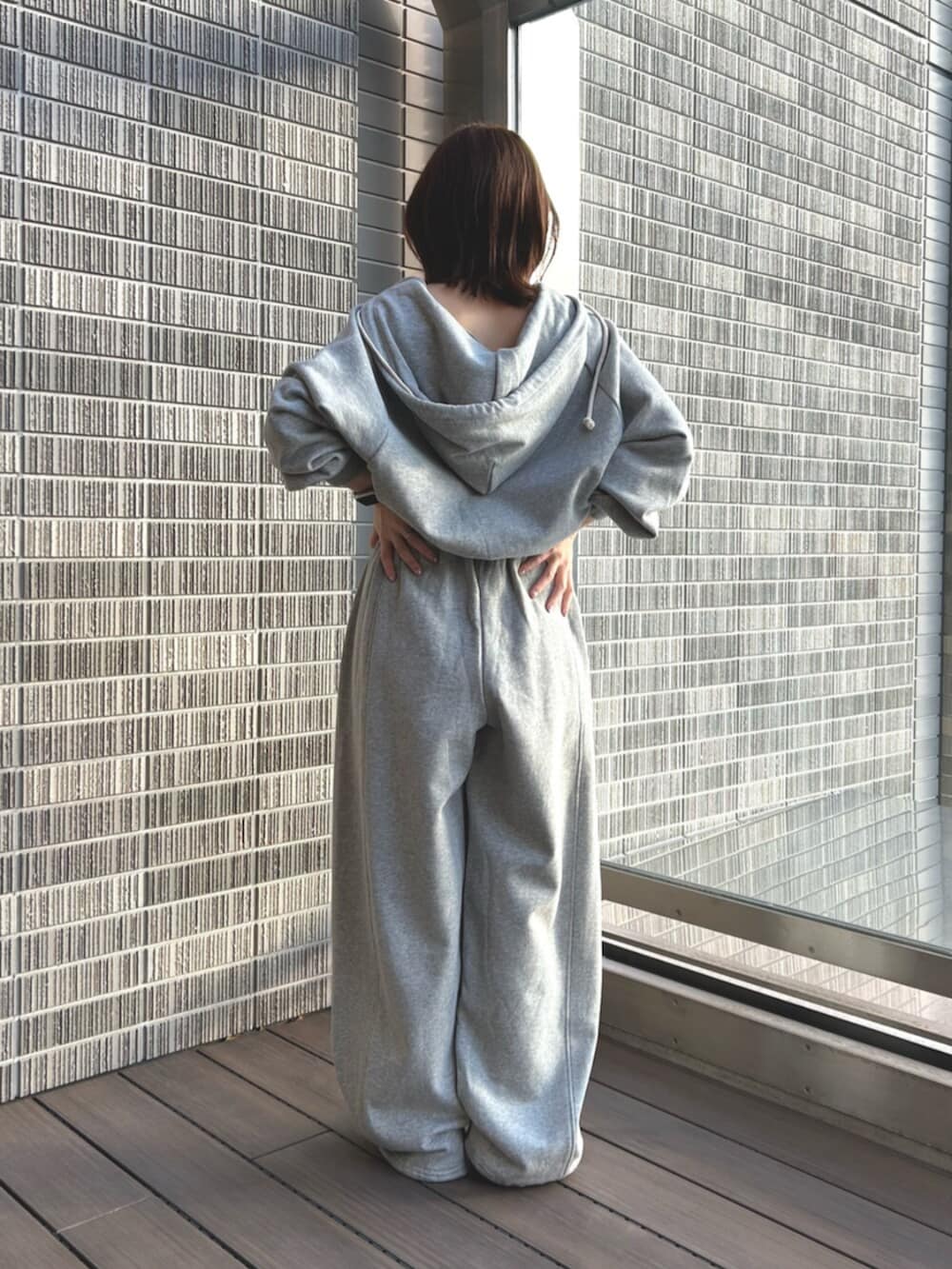 グレー系のスウェットパンツ、グレー系のパーカーを着用したレディースの冬コーディネートの3枚目の写真